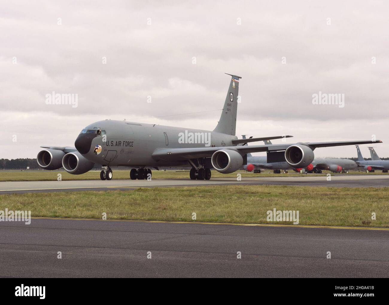 Ein Flugzeug der US Air Force KC-135 Stratotanker, das dem 100. Lufttankflügel zugewiesen wurde, kehrt nach einem Einsatz am 1. Februar 2021 bei der Royal Air Force Mildenhall, England, nach Hause zurück. Die Flieger der Bloody-Hundth-Bewegung unterstützten die Bewegung der Vermögenswerte des Verteidigungsministeriums für die Operation Octave Quartz, zu der auch die Verlegung der US-Streitkräfte in Somalia gehörte. Während des Einsatzes entlud 100th ARW Airmen und Airmen 2.29 Millionen Pfund Kraftstoff an 228 Empfänger und führte über 47 Missionen für insgesamt 258.8 Stunden durch. Stockfoto