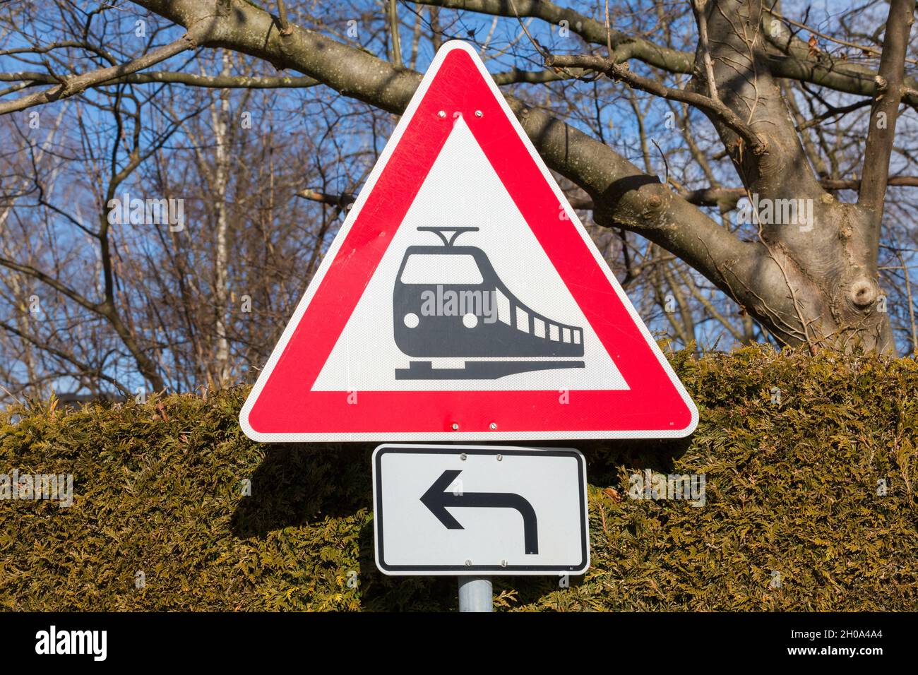 Dießen, Deutschland - 8. Feb 2021: Bahnübergang. Symbol eines Zuges, dreieckige Form. Stockfoto