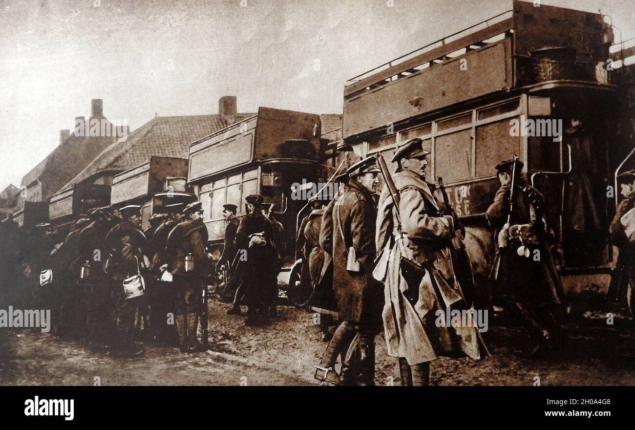 Britische Soldaten des Ersten Weltkriegs besteigen Londoner Doppeldeckerbusse, um sie zur Front in Flandern zu bringen Stockfoto