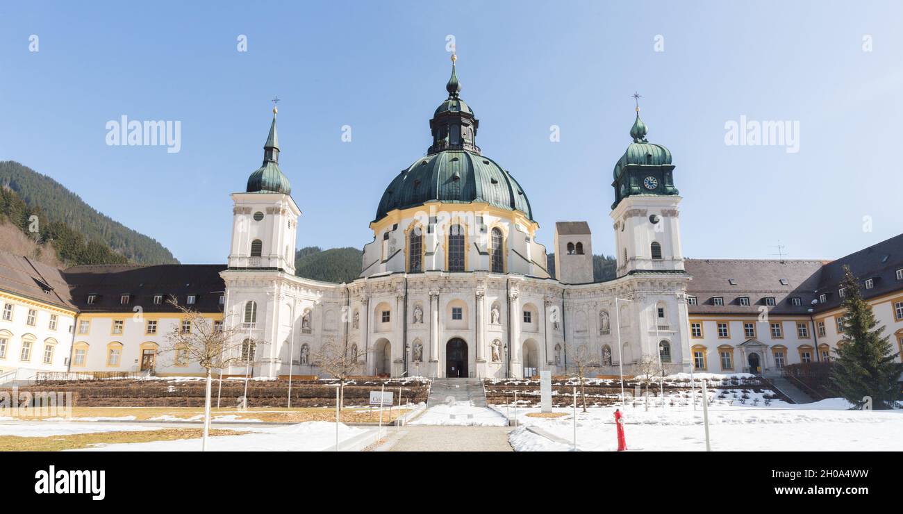 Ettal, Deutschland - 26. Feb 2021: Panorama der Basilika des Klosters Ettal im Winter (mit Schnee). Stockfoto