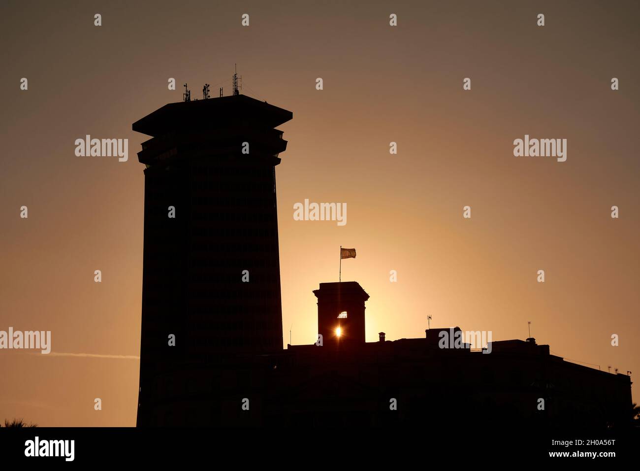 Gebäude Silhouette der Comandancia Naval von Barcelona, Spanien Stockfoto