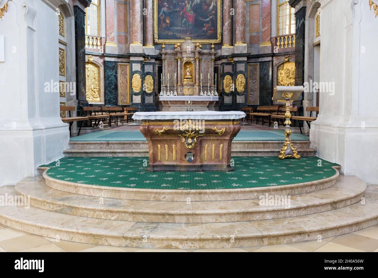Ettal, Deutschland - 26. Feb 2021: Blick auf den Hauptaltar der Klosterbasilika Ettal. Altar einer typischen katholischen Kirche in oberbayern. Stockfoto
