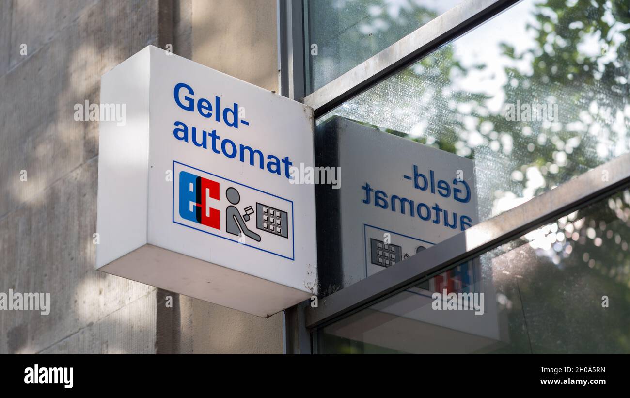 Stuttgart, 27. Juli 2021: Schild Geldautomat / EC. Das blaue und rote EC-Logo ist das Symbol des deutschen elektronischen Kassensystems. Stockfoto