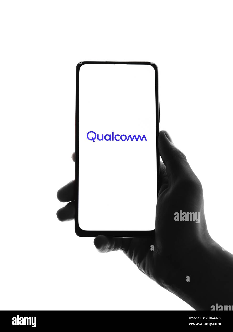West Bangal, Indien - 09. Oktober 2021 : Qualcomm-Logo auf dem Telefonbildschirm. Stockfoto