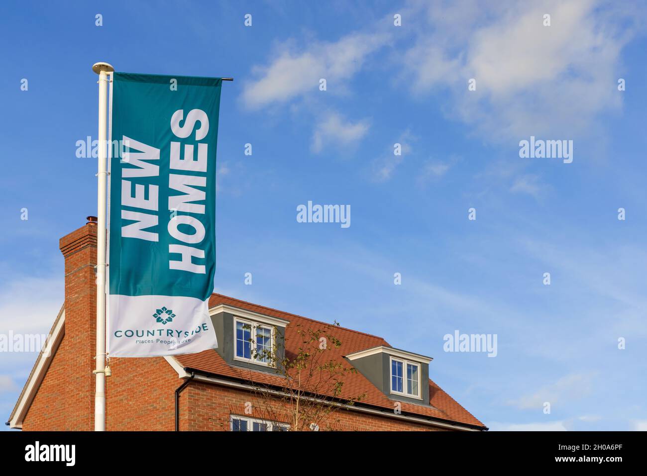 Countryside Partnerships New Homes Werbeflagge bei der St. Michael's Hurst Entwicklung. Bishop's Stortford, Hertfordshire. UK Stockfoto