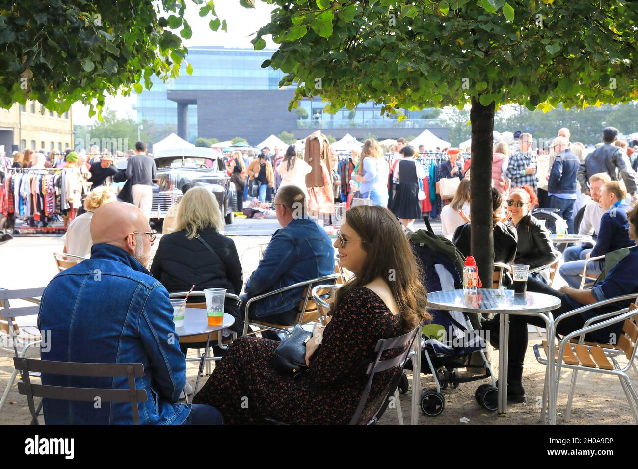 Der farbenfrohe und lustige Vintage Classic Car Boot Verkauf am Granary Square, bei Herbstsonne, in Kings Cross, Nord-London, Großbritannien Stockfoto