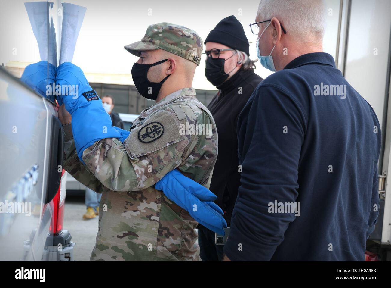 Der Leiter der Logistik der US-Armee, MEDCOM LRMC, Capt. Jose Melendez, unterzeichnet die Ankunft der ersten COVID-19-Impfstoffe von USAG Italien aus einem temperaturgeführten Fahrzeug am 7. Januar 2021 in Vicenza, Italien. USAHC-V soll der Militärgemeinschaft von Vicenza die erste Impfstoffserie verabreichen. Stockfoto