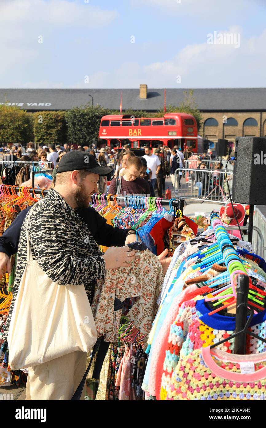 Der farbenfrohe und lustige Vintage Classic Car Boot Verkauf am Granary Square, bei Herbstsonne, in Kings Cross, Nord-London, Großbritannien Stockfoto