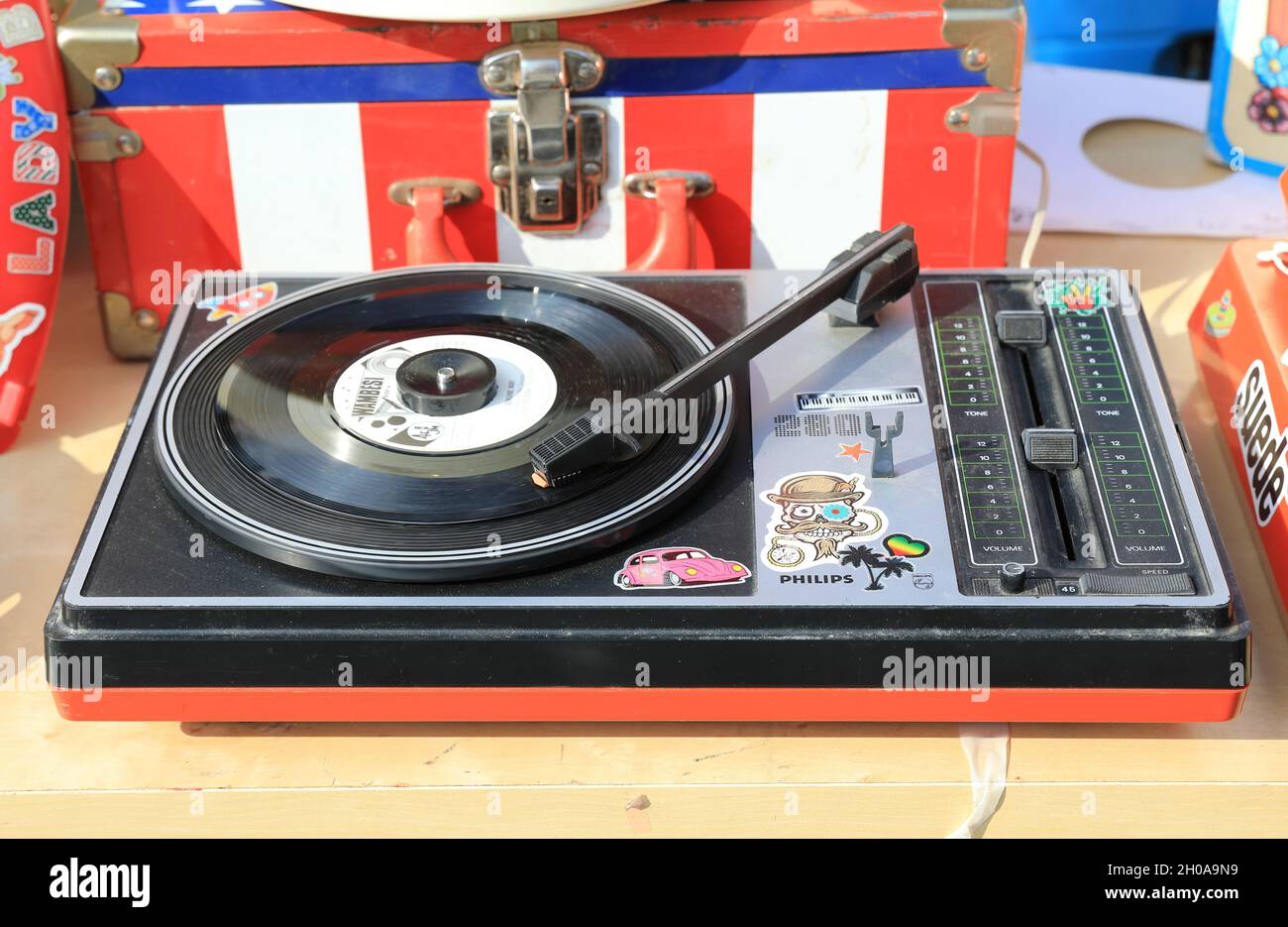 Plattenspieler zum Verkauf beim farbenfrohen und lustigen Vintage Classic Car Boot Verkauf am Granary Square, bei Herbstsonne, in Kings Cross, Nord-London, Großbritannien Stockfoto