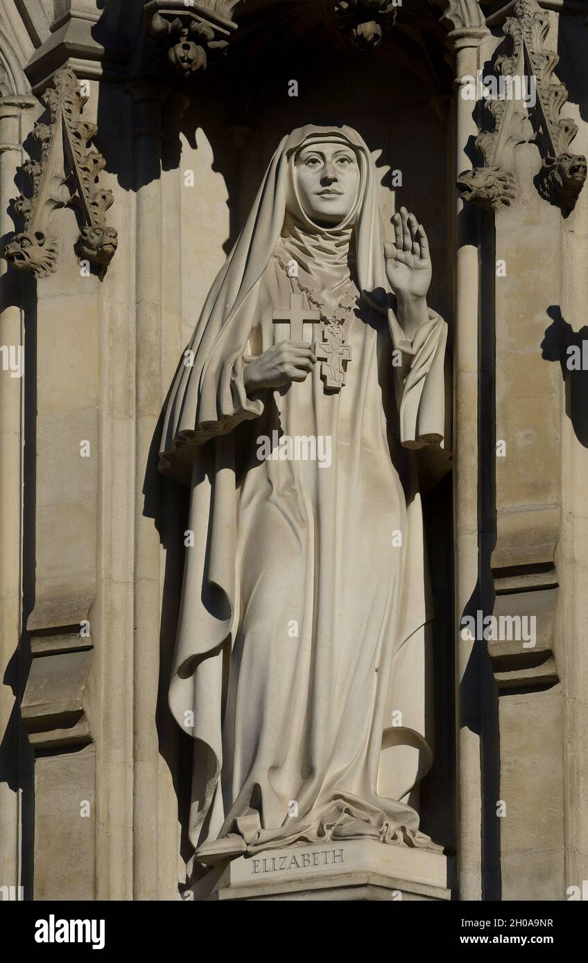 London, England, Großbritannien. Westminster Abbey - The Modern Martyrs (Tim Crawley, 1998) Statuen von zehn modernen Märtyrern über dem Haupteingang. Großherzogin Eliza Stockfoto