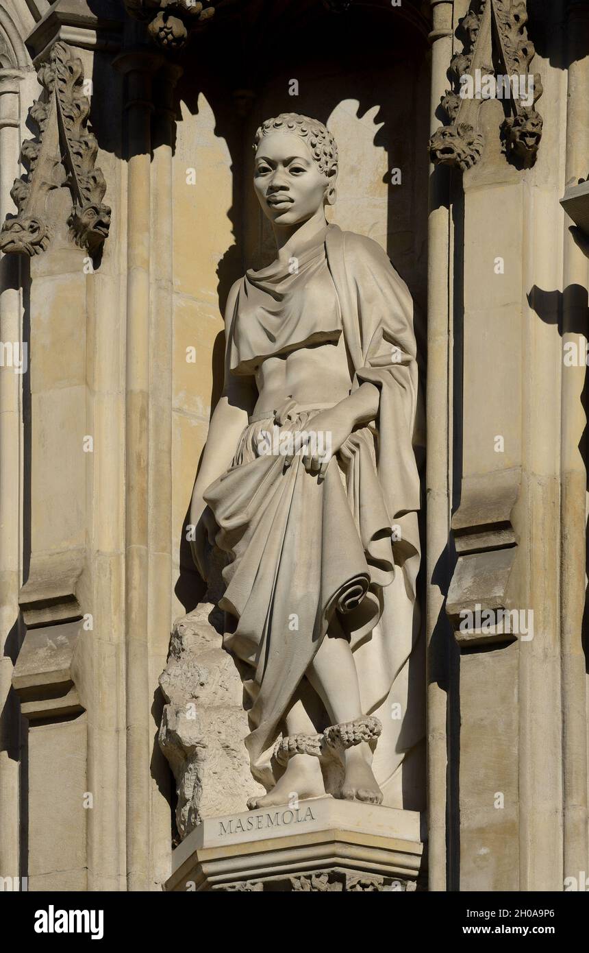 London, England, Großbritannien. Westminster Abbey - The Modern Martyrs (Tim Crawley, 1998) Statuen von zehn modernen Märtyrern über dem Haupteingang. Manche Masemola (19 Stockfoto