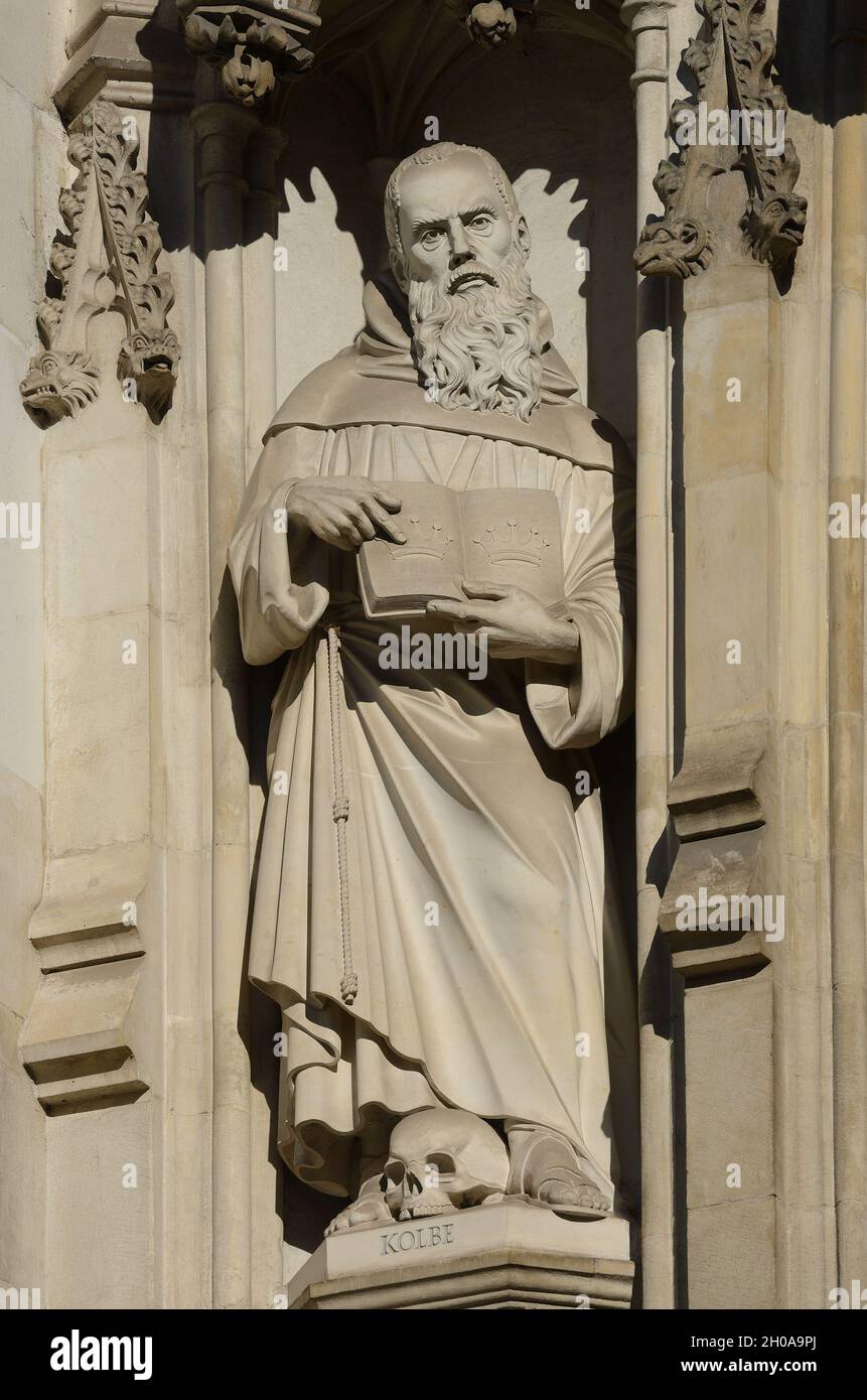 London, England, Großbritannien. Westminster Abbey - The Modern Martyrs (Tim Crawley, 1998) Statuen von zehn modernen Märtyrern über dem Haupteingang. Maximilian Kolbe - Stockfoto