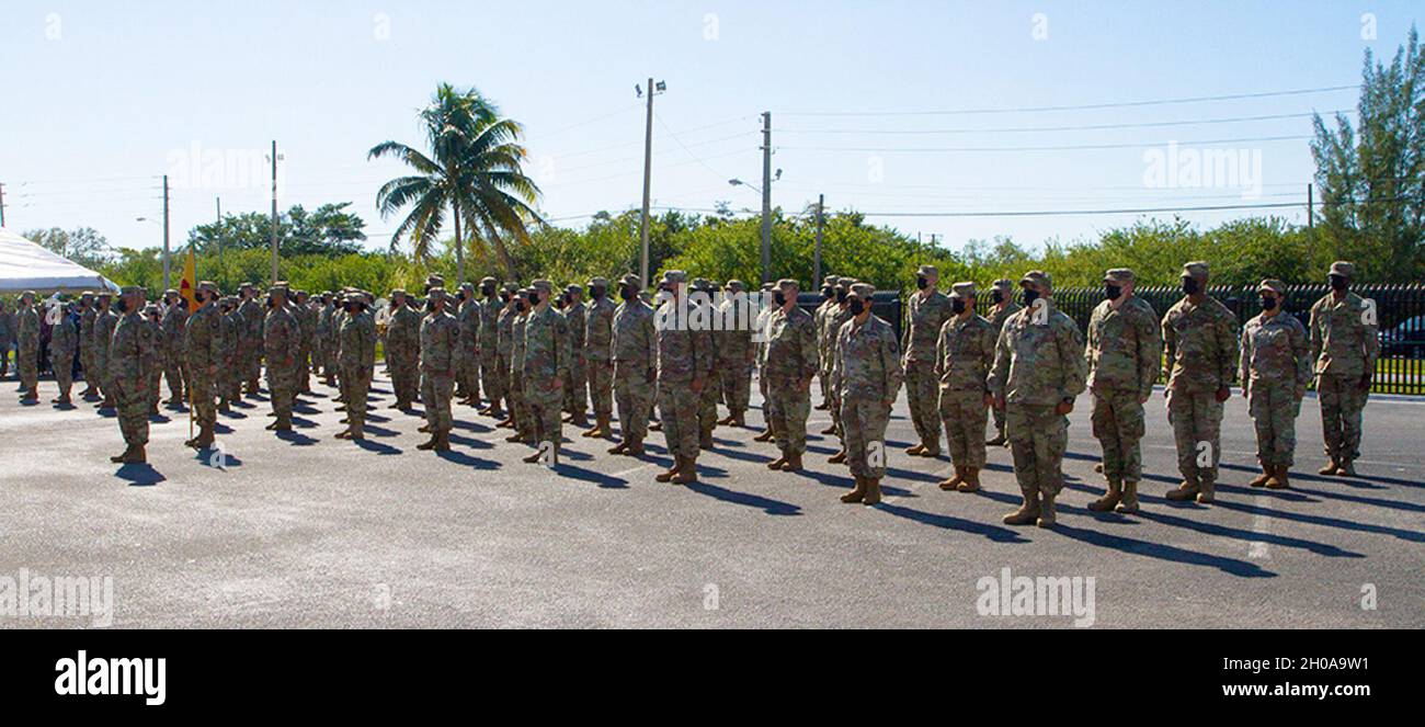 Soldaten der 50. Regionalen Unterstützungsgruppe nehmen am 7. Januar 2021 an ihrer Entsendung-Abschiedzeremonie im Waffenlager Homestead in Homestead, Florida, Teil. Sie werden zur Unterstützung der Mission der Europäischen Abschreckungsinitiative nach Polen kommen. Stockfoto