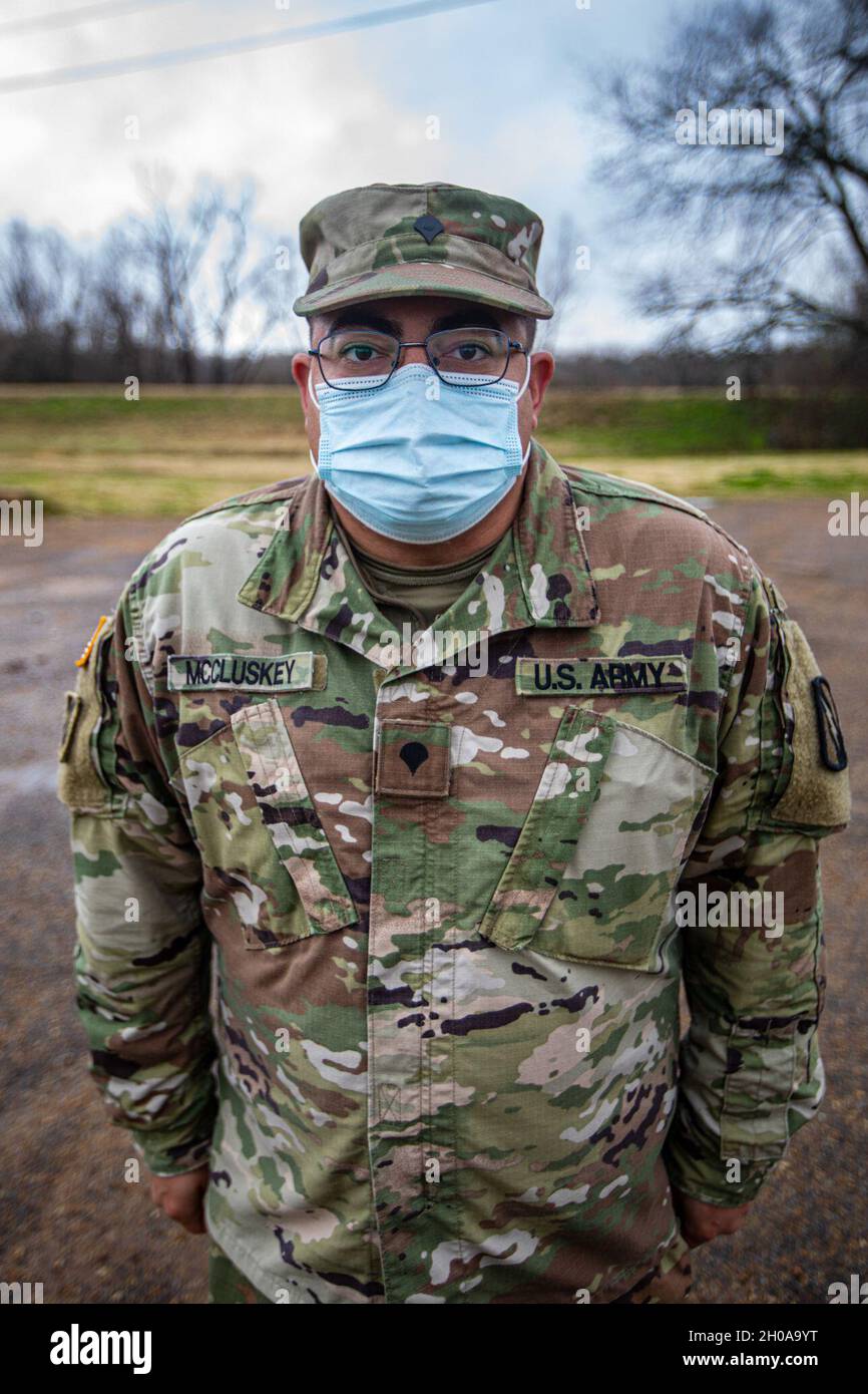 Spc. Eric McCluskey, ein M1-Rüstungsspezialist, der dem 1. Squadron, dem 98. Kavallerieregiment, dem Kampfteam der 155. Panzerbrigade zugewiesen wurde, posiert für ein Foto an einem Impfplatz der COVID-19 im Gesundheitsministerium von Leflore County in Greenwood, Mississippi, Januar 7. Stockfoto