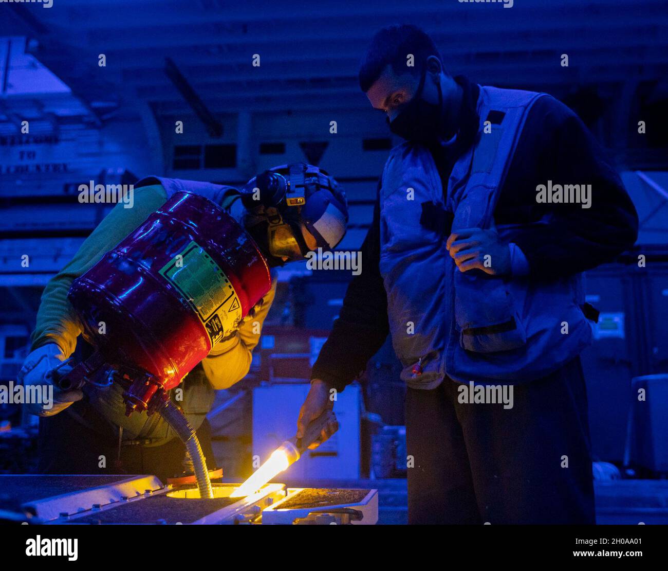 INDISCHER OZEAN (Jan 7, 2021) – die Kameraden der US-Marine Aviation Boatswain (Handling) 2nd Class Wesley Hecht, Left, und Airman Javier Perez tanken einen Spottwagen an Bord des amphibischen Angriffsschiffs USS Makin Island (LHD 8). Die Makin Island Amphibious Ready Group und die 15. Marine Expeditionary Unit führen Operationen im Zuständigkeitsbereich der 6. US-Flotte durch. Stockfoto