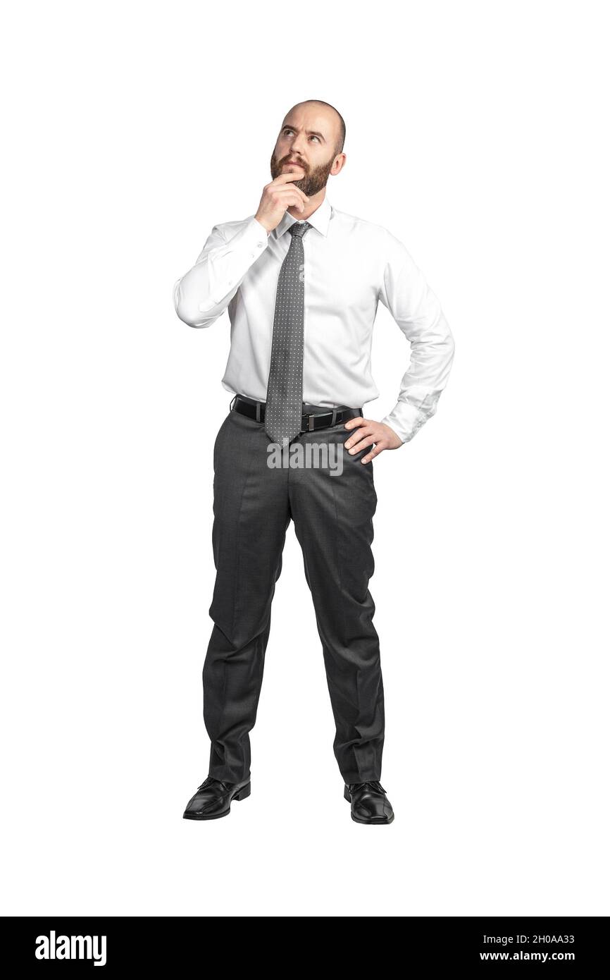 kaukasischer Geschäftsmann, der mit nachdenklicher Ausdrucksweise auf Weiß isoliert steht. Stockfoto