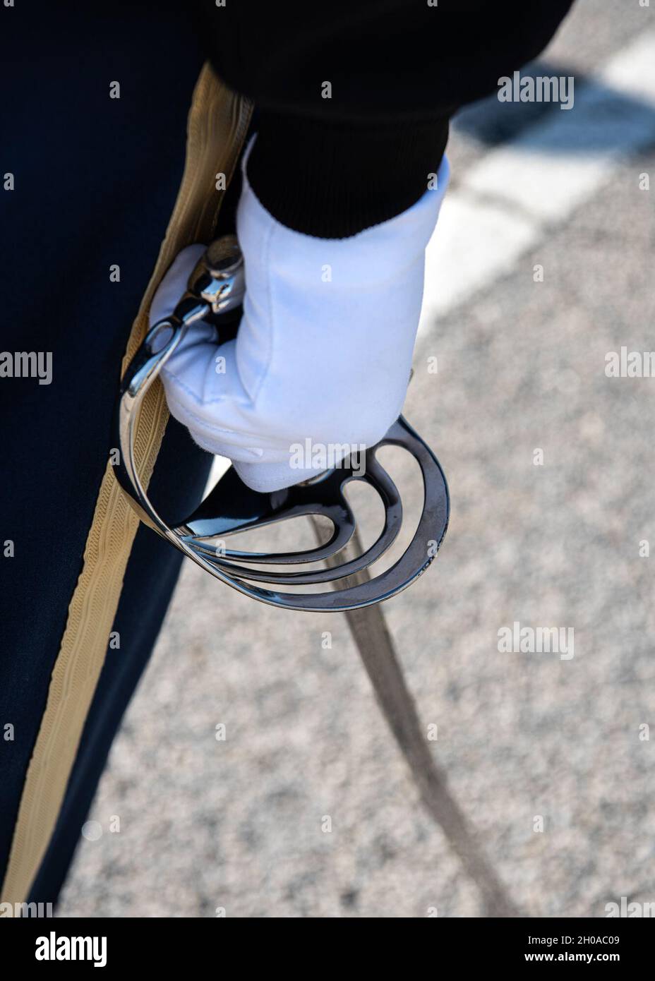 Ein US Marine Corps Ehrengarde hält sein Schwert während einer Probe für die 59. Amtseinführung des Präsidenten in der Joint Base Myer-Henderson Hall, Arlington VA., 7. Januar 2021. Mitglieder aus allen Teilen der Streitkräfte der Vereinigten Staaten, einschließlich Reserve- und Nationalgarde-Komponenten, werden während der Antrittszeit zeremonielle Unterstützung leisten. Stockfoto