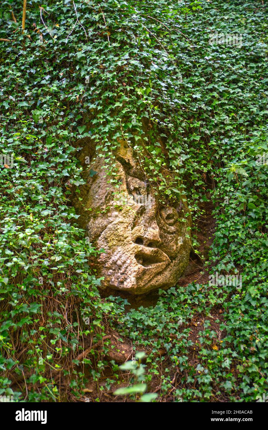 Pfad Li Vurgacci, die Grue der Monster, Skulpturen auf dem Felsen von Antonio Ciccarelli, Pioraco, Marken, Italien, Europa Stockfoto