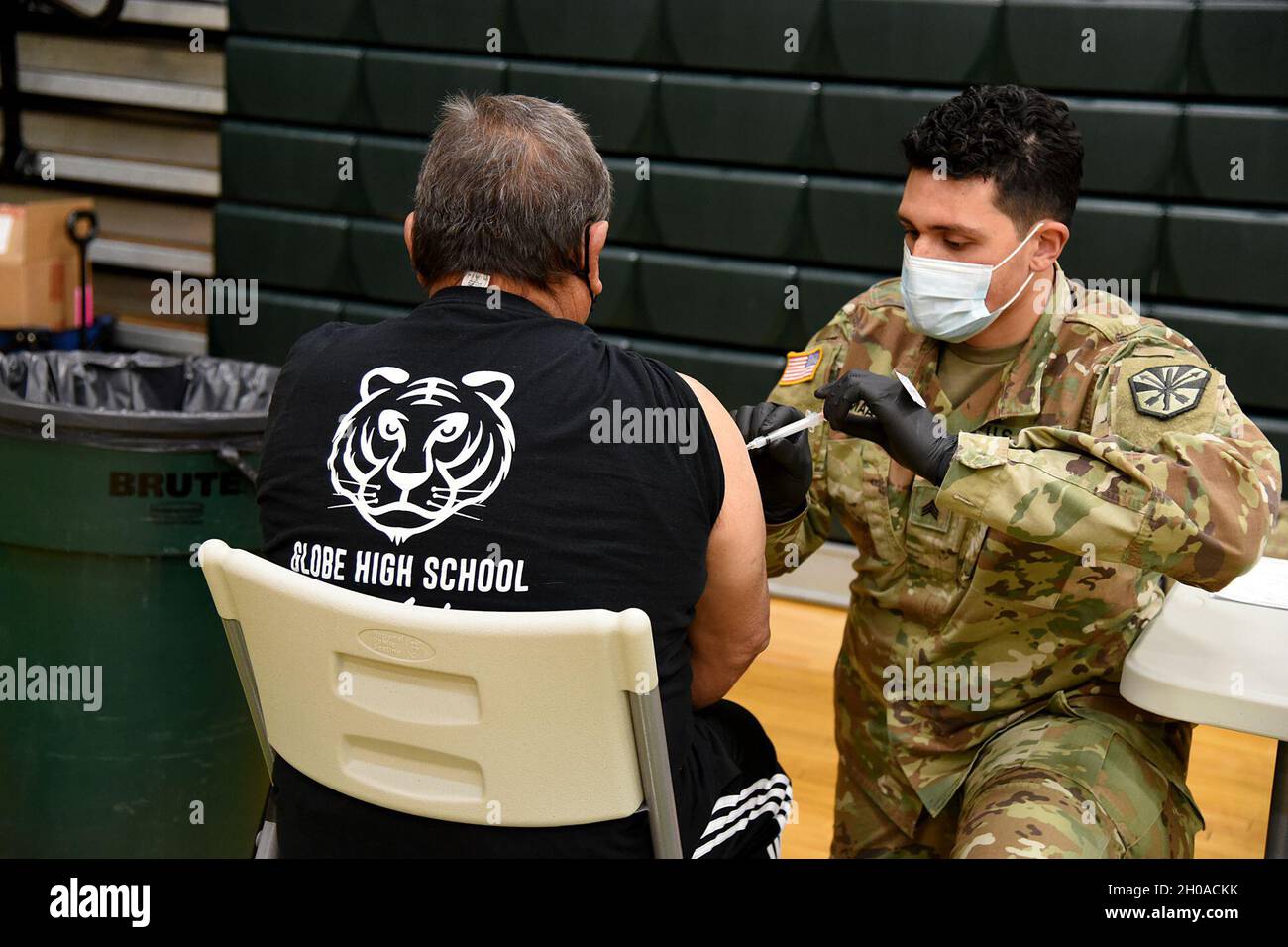 Soldaten der Nationalgarde von Arizona verabreichten den Impfstoff COVID-19 an Lehrer und Schulpersonal an einer Impfstelle in Miami, Arizona, 8. Januar 2021. Mehr als 700 Arizona National Guardsmen unterstützen weiterhin an Impfstellen, Teststandorten und Lebensmittelbanken in ganz Arizona. Stockfoto