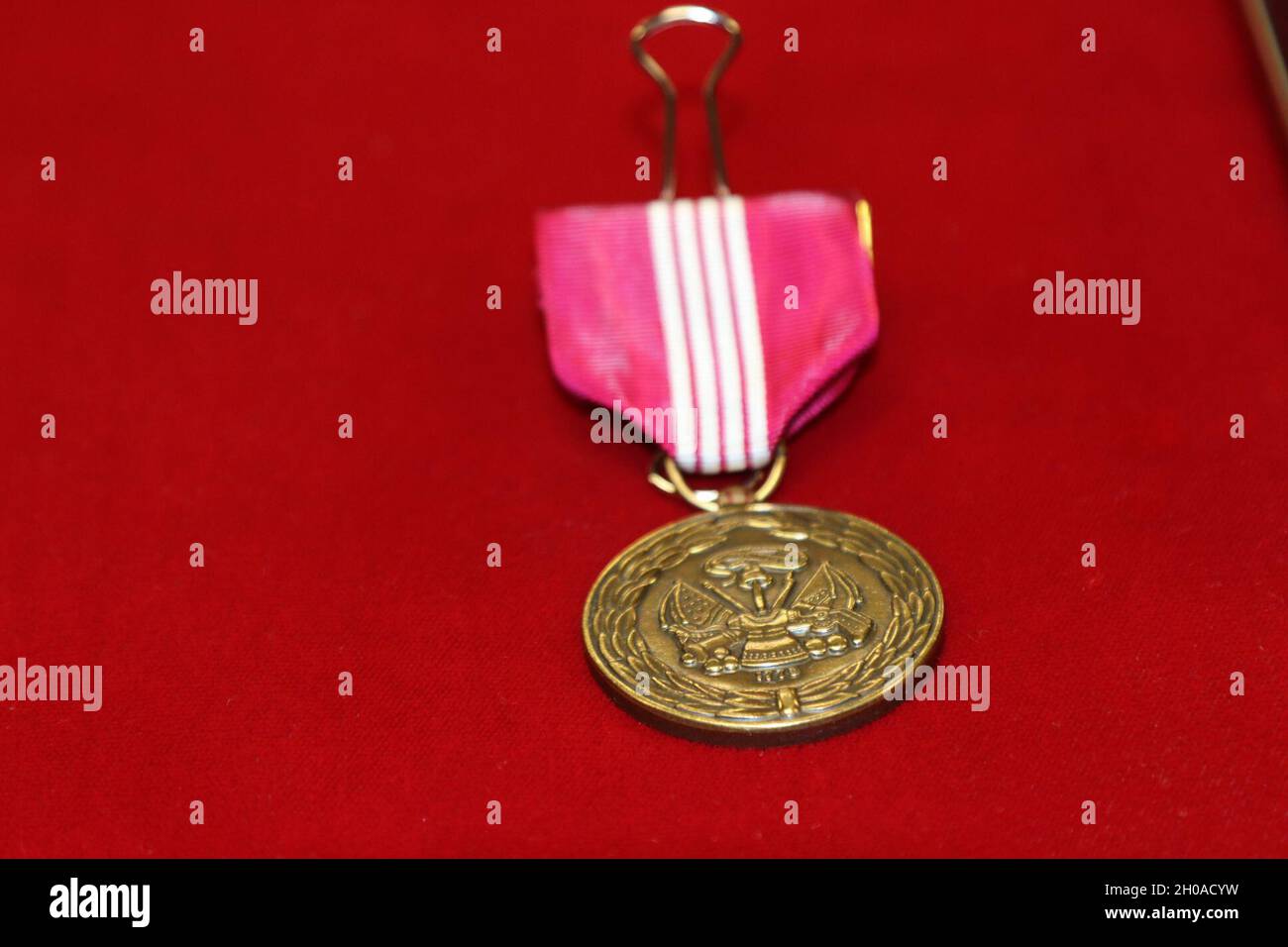 BERGBLICK, Kalifornien - Herr Kario Harris, Zivilist, Stabschef der 63d Readiness Division, erhält die Verdienstmedaille für Zivildienst von Major General Alberto Rosende, kommandierender General, 63d RD während der virtuellen Battle Assembly des Hauptquartiers und der Hauptquartiers der Abteilungs-Einheit von 63d RD, 8. Januar 2021. Stockfoto