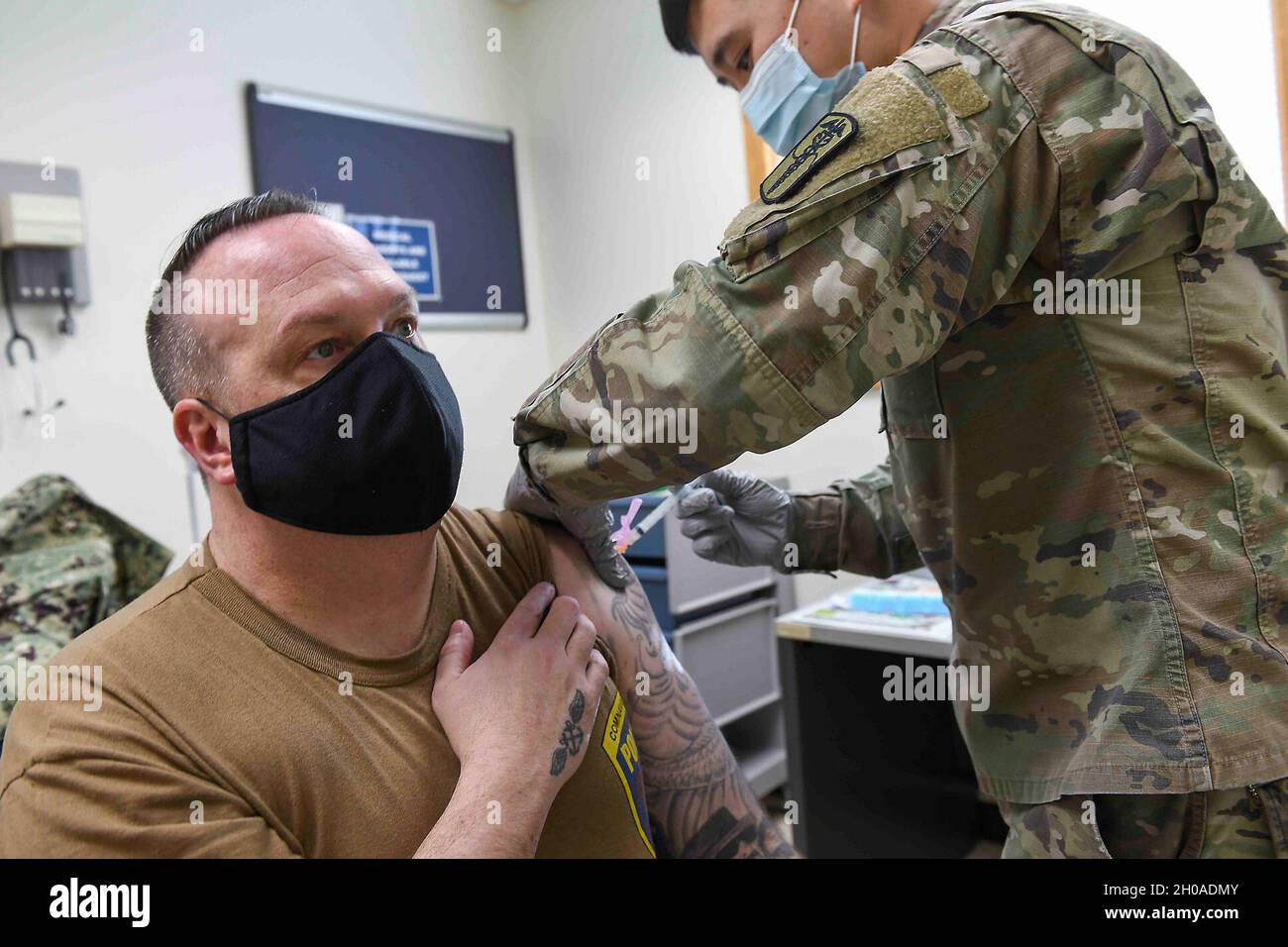 210108-N-ZU710-0183 CHINHAE, Republik Korea (Jan 8, 2021) Sgt. Sooyong Joe verabreicht den COVID-19-Impfstoff an LT. Shannon Stephenson von der Navy Branch Health Clinic Chinhae. Soldaten, die dem 549. Medizinischen Krankenhauszentrum, der 65. Medizinischen Brigade, zugewiesen wurden, verabreichten den Matrosen der US-Marine, die durch ihre Befehle als Frontpersonal identifiziert wurden, auf völlig freiwilliger Basis den Impfstoff COVID-19. Stockfoto