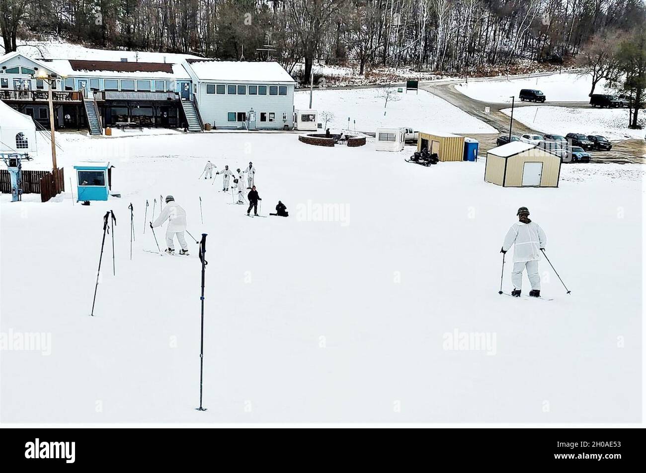 Kursteilnehmer in der CWOC-Klasse (Cold-Weather Operations Course) 21-01 üben Skifahren am 8. Januar 2021 im Skigebiet Whitetail Ridge in Fort McCoy, Wis. Skifahren ist eine von mehreren Fähigkeiten, die im Rahmen des Kurses gelehrt werden. Der Kurs deckt eine Vielzahl von Themen und Fertigkeiten für kaltes Wetter ab und wird vom Fort McCoy Direktorat für Pläne, Ausbildung, Mobilisierung und Sicherheit koordiniert. Stockfoto