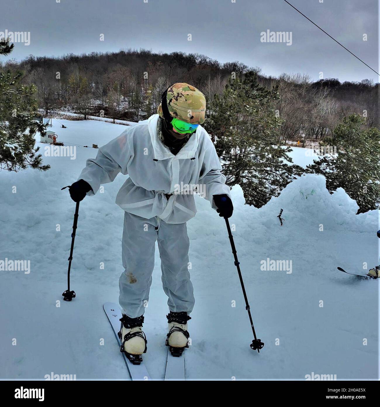 Ein Student in der CWOC-Klasse (Cold-Weather Operations Course) 21-01 übt am 8. Januar 2021 im Skigebiet Whitetail Ridge in Fort McCoy, Wisconsin, Skifahren. Skifahren ist eine von mehreren Fähigkeiten, die im Rahmen des Kurses gelehrt werden. Der Kurs deckt eine Vielzahl von Themen und Fertigkeiten für kaltes Wetter ab und wird vom Fort McCoy Direktorat für Pläne, Ausbildung, Mobilisierung und Sicherheit koordiniert. Stockfoto