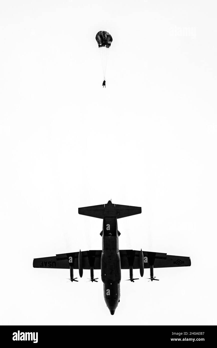 Ein Reservepatrooper der US-Armee navigiert die Winde während einer Luftoperation, die vom 404. Civil Affairs Bataillon und dem 450. Civil Affairs Bataillon, dem U.S. Army Civil Affairs & Psychological Operations Command (Airborne) auf der Joint Base McGuire-Dix-Lakehurst, N.J., 8. Januar 2021, durchgeführt wird. Die Einheiten führten nicht-taktische Luftoperationen durch, um die Einsatzbereitschaft und die Leistungsfähigkeit ihrer Fallschirmjäger zu erhalten. Stockfoto