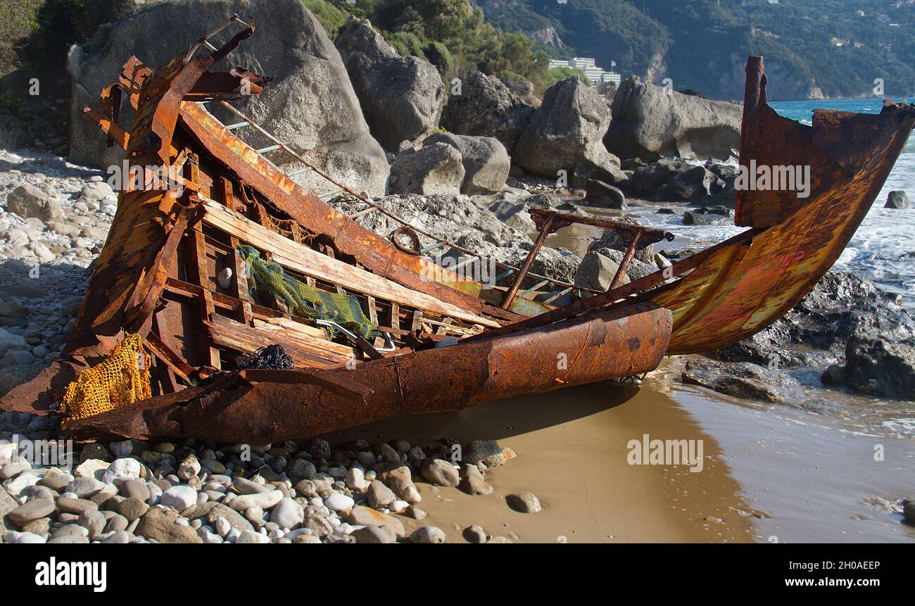 Rostiger Wrack eines gebrochenen, gestrandeten Fischerbootes Stockfoto