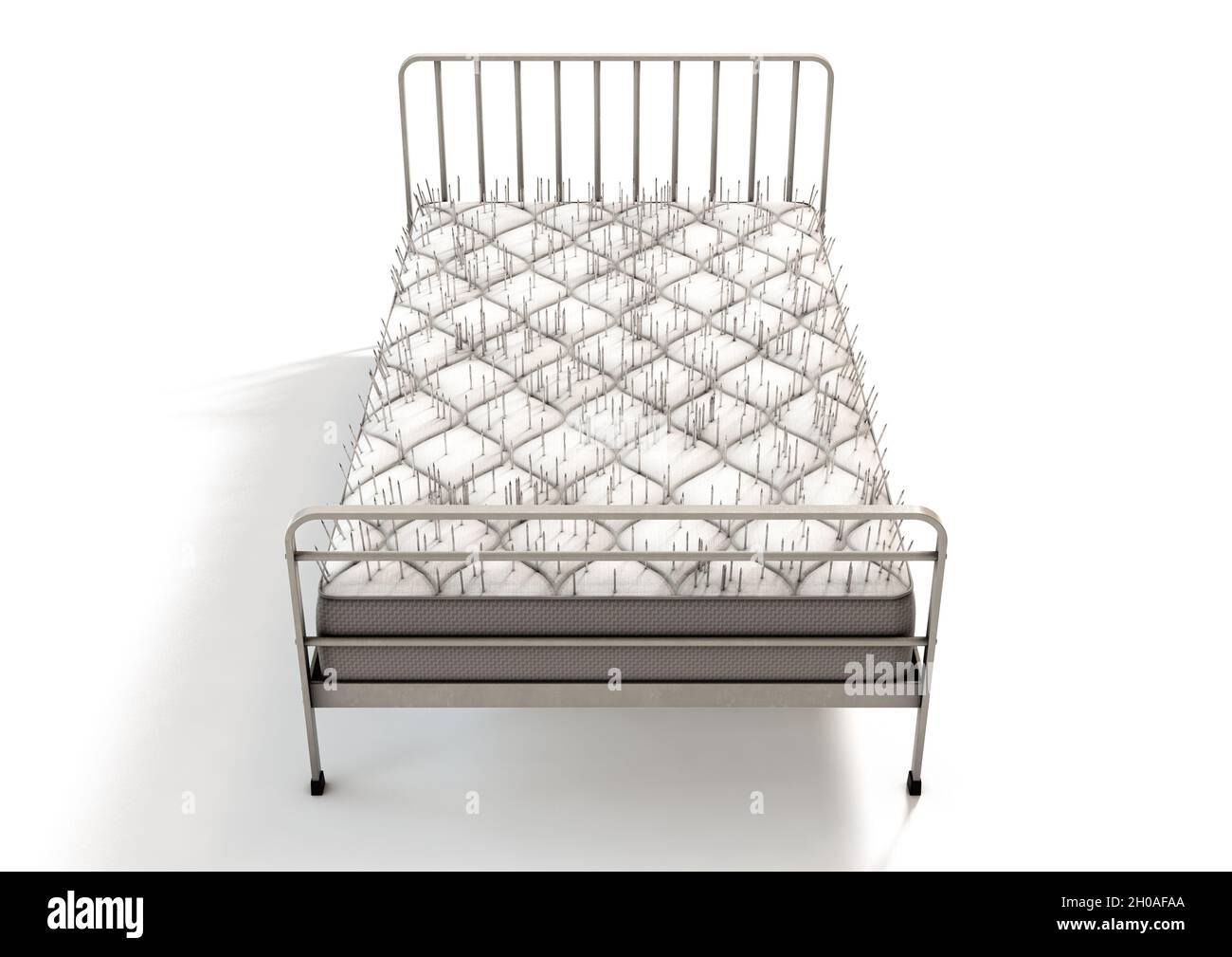 Eine wörtliche Metapher, die ein metallgerahmtes Bett mit einer mit Nägeln  bedeckten Matratze auf einem isolierten weißen Studiohintergrund zeigt -  3D-Rendering Stockfotografie - Alamy