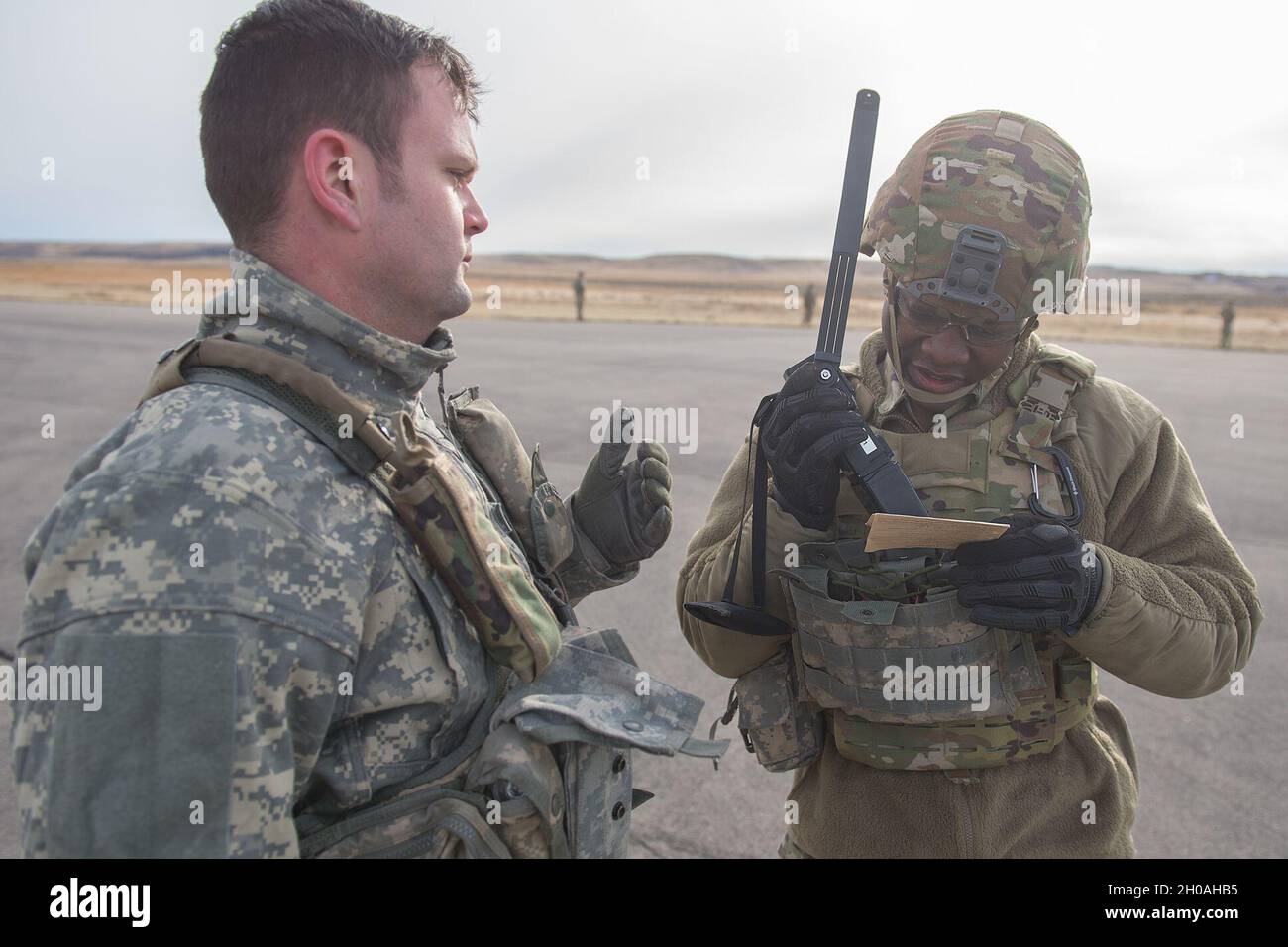 Mit dem Coaching eines Mitglieds der 168. MEDEVAC-Abteilung übt ein Soldat der 2-116th einen Hubschrauber zur Luftevakuierung ein. Soldaten der Idaho Army National Guard Charlie Company, 2-116 Combined Arms Bataillon (CAB) des 116th Cavalry Brigade Combat Team (CBCT), haben sich mit Soldaten des 183rd Helicopter Assault Bataillon auf dem Gowen Field zu Trainingsübungen am Wochenende zusammengetan. Die Soldaten der 2-116. Jahre erhielten eine medizinische Ausbildung, um verwundete Soldaten aus einer Feldumgebung zu entfernen und die Luft mit dem Hubschrauber zu evakuieren. Soldaten lernten Techniken, wie man eine verkaufte zu sichern Stockfoto