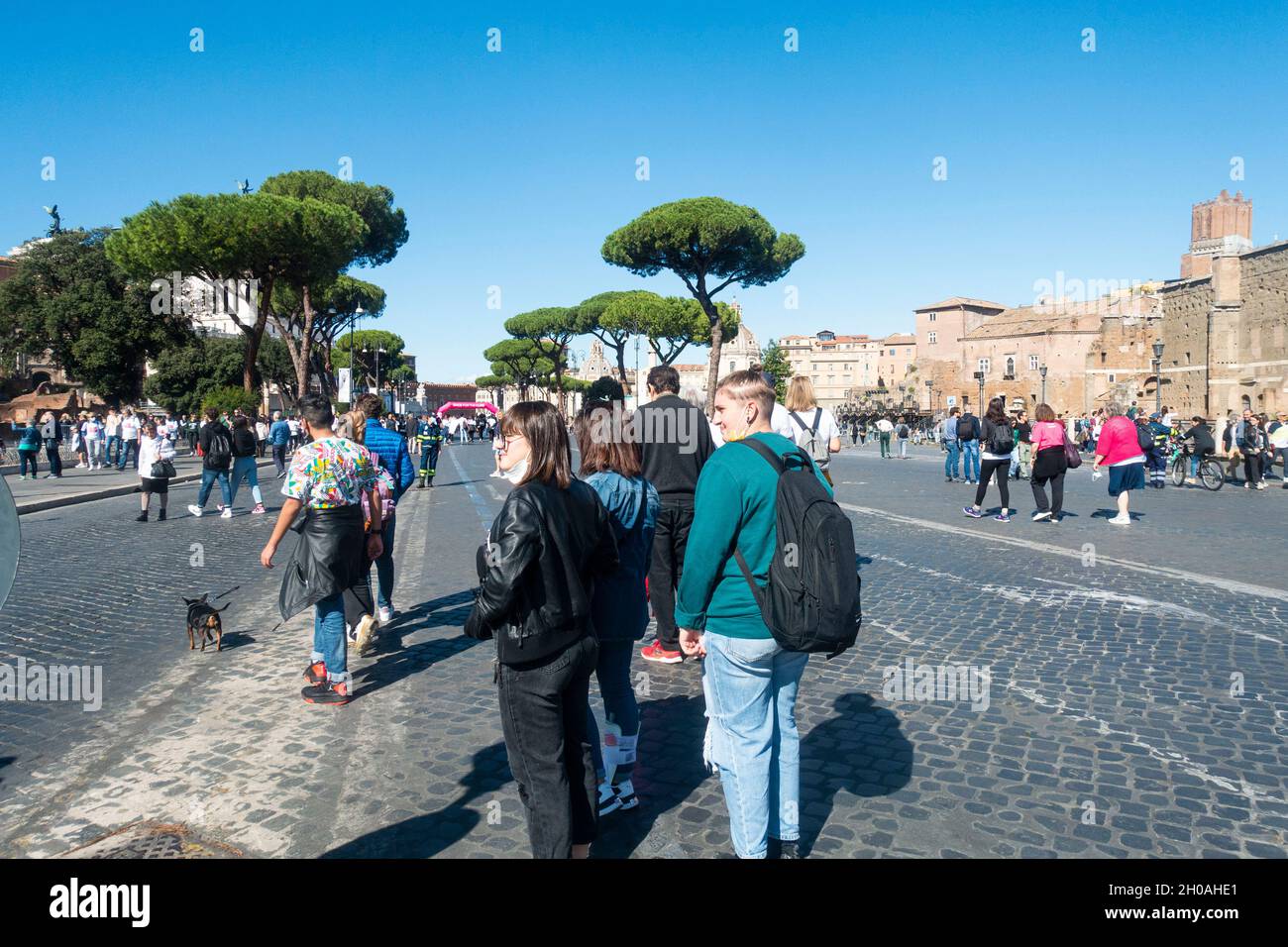Rom, Italien - 2021. Oktober: In der Via dei Fori Imperiali genießen die Menschen einen sonnigen Sonntagsafetroon Stockfoto