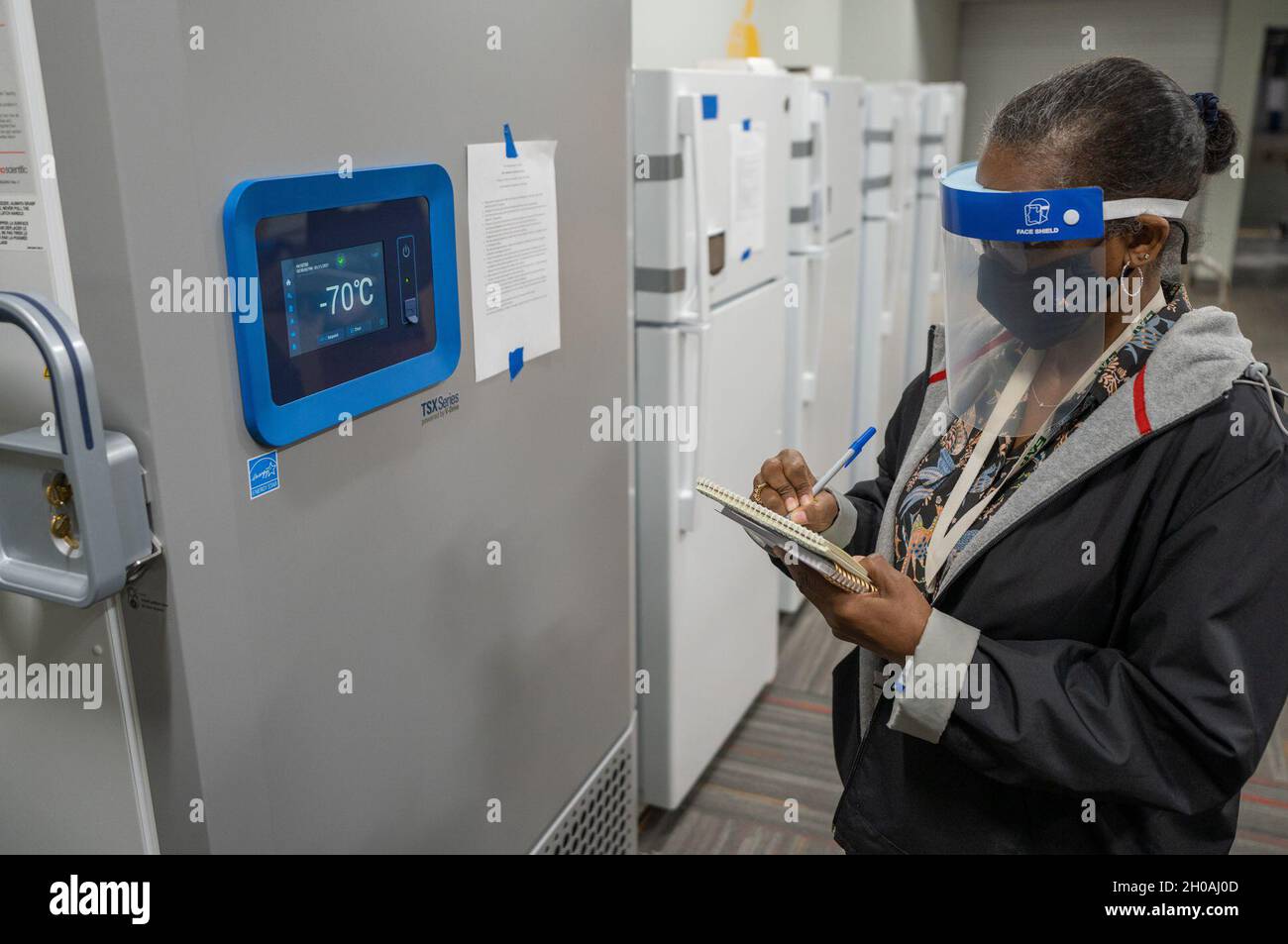 Laverne Wooten, eingetragene Krankenschwester vom New Yorker State Department of Health, stellt sicher, dass die Inventarverfahren für die ersten Dosen des Wadsworth Laboratory, für Massen-COVID-19-Impfungen zur Unterstützung des New Yorker State Department of Health im Javits Convention Center in Manhattan, New York, 11. Januar 2021, abgeschlossen sind. Das Gesundheitsministerium des Bundesstaates New York führt ab dem 13. Januar 2021 Impfmaßnahmen für wichtige Arbeitnehmer und Mitglieder der Gemeinschaft über 75 Jahren durch. Berechtigte Mitglieder der Öffentlichkeit können sich über die Website des Gesundheitsministeriums für einen Impftermin anmelden Stockfoto