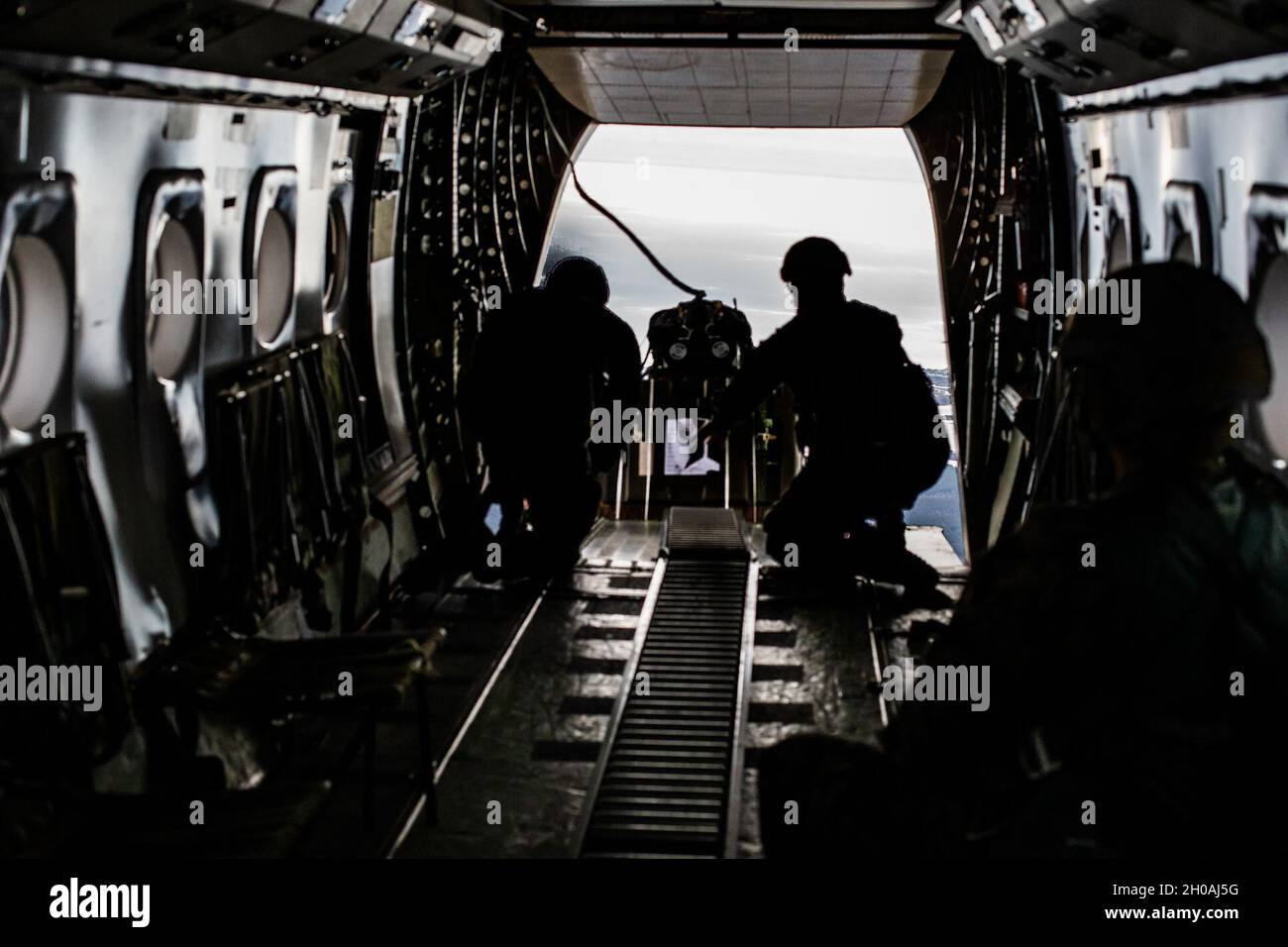 US-Marineinfanteristen schicken ein ultraleichtes Joint Precision AirDrop System aus der Rückseite eines CASA C-212-Flugzeugs auf Camp Lejeune, North Carolina, 11. Januar 2021. Marines vom 2. Transportbataillon, Combat Logistics Regiment 2, 2. Marine Logistics Group, die ausgebildet wurde, um Kenntnisse im Luftbetrieb zu erhalten und sich mit Luftliefersystemen vertraut zu machen. Stockfoto