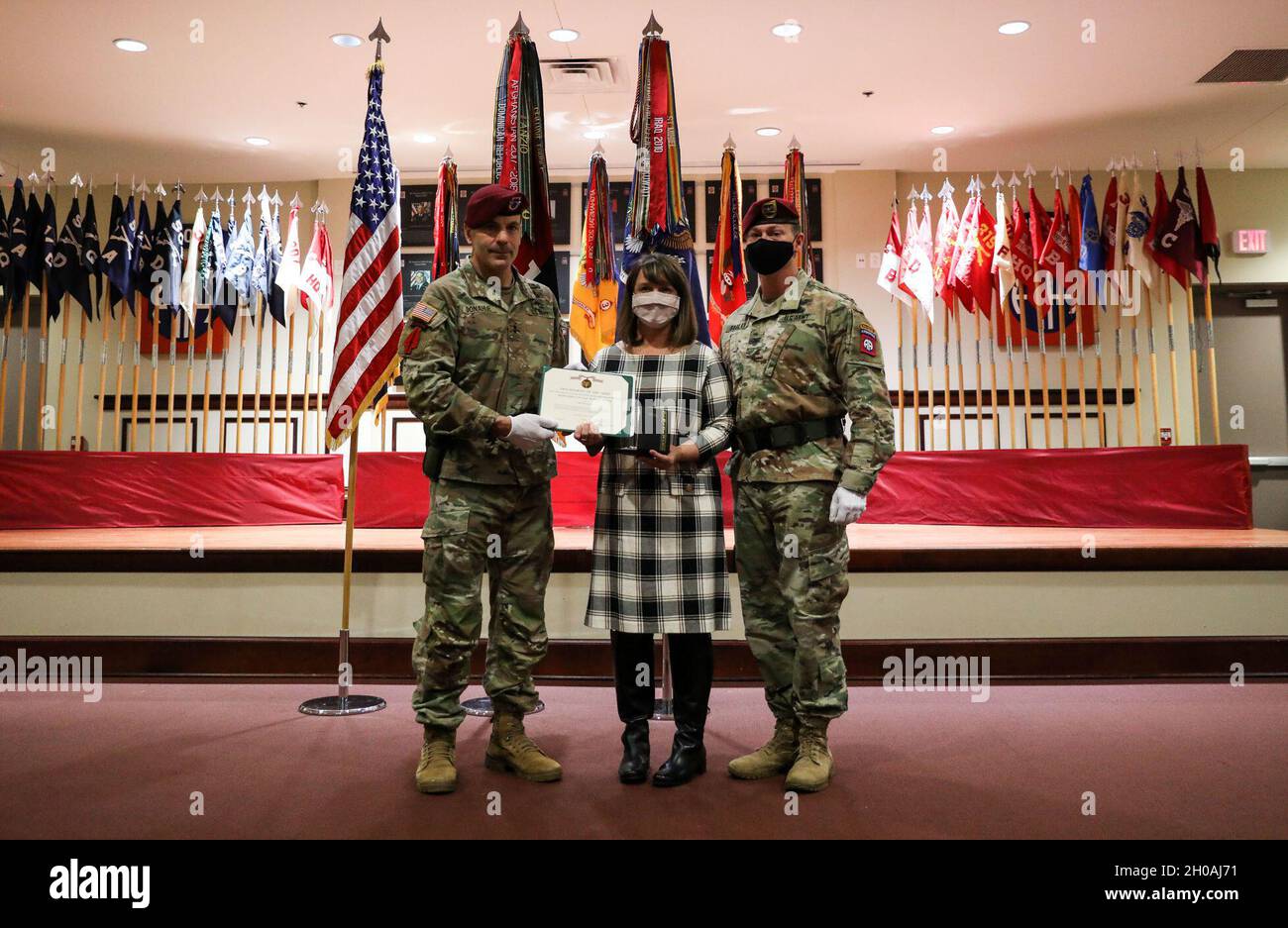 Der Generalmajor der US-Armee, Gen. Christopher Donahue, überreicht Colon. Andrew Saslav und Jill Saslav Auszeichnungen für ihre Beiträge zum 1. Brigade Combat Team, 82. Airborne Division während einer Kommandowechselzeremonie in der Hall of Heroes auf Fort Bragg, N.C., 11. Januar 2021. Saslav ist der scheidende Brigadekommandeur der 1. BCT. Stockfoto