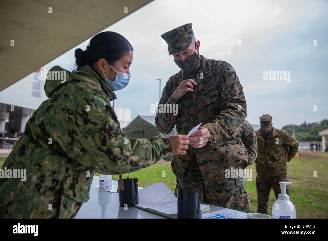 US Marine Corps Brig. General William J. Bowers, Marine Corps Installations Pacific (MCIPAC), kommandierender General, erhält nach Erhalt des COVID-19-Impfstoffs im US Naval Hospital Okinawa, Camp Foster, Okinawa, Japan, 12. Januar, eine COVID-19-Impfkarte. 2021. Der Impfstoff ist im Kampf gegen COVID-19 von entscheidender Bedeutung und entscheidend für die Eindämmung der weiteren Ausbreitung des laufenden Virus. III die Führung des MEF erhielt ihre Impfstoffe als Teil des stufenweisen Ansatzes des Verteidigungsministeriums, eine tödliche und einsatzbereite Kampftruppe zu bleiben. Stockfoto