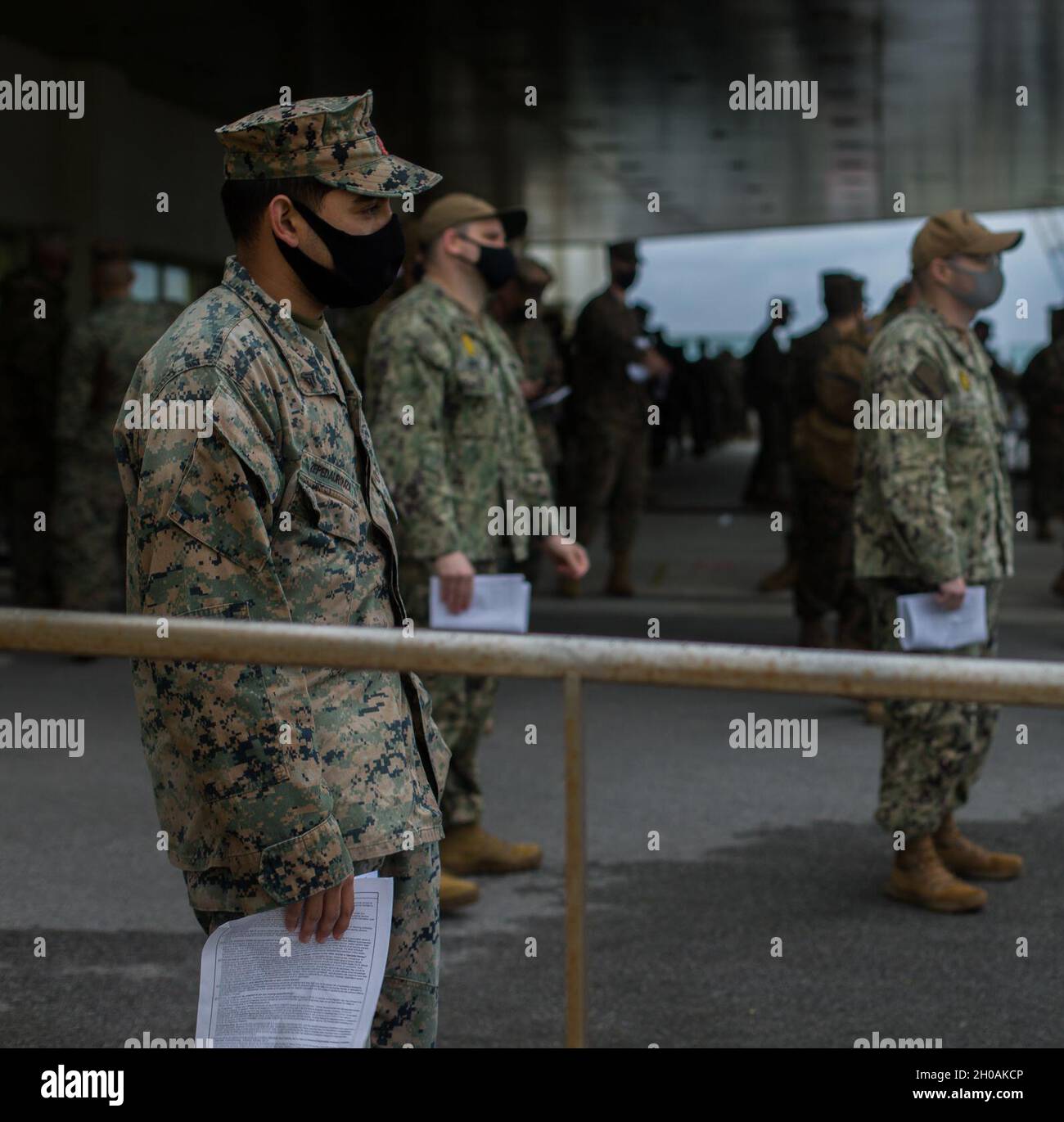 US-Marineinfanteristen und Segler mit 3d Marine Division erhalten eine der ersten großen Verteilungen der COVID-19-Impfung im US Naval Hospital Okinawa auf Camp Foster, 12. Januar 2021. Dieser Impfstoff wurde entwickelt, um Antikörper zu erzeugen, die den Empfänger vor COVID-19 schützen und die Ausbreitung des Virus bekämpfen. Marineinfanteristen und Matrosen erhielten freiwillig die Impfung, um andere zu schützen und sicherzustellen, dass die 3d Marine Division jetzt kampfbereit bleibt. Stockfoto