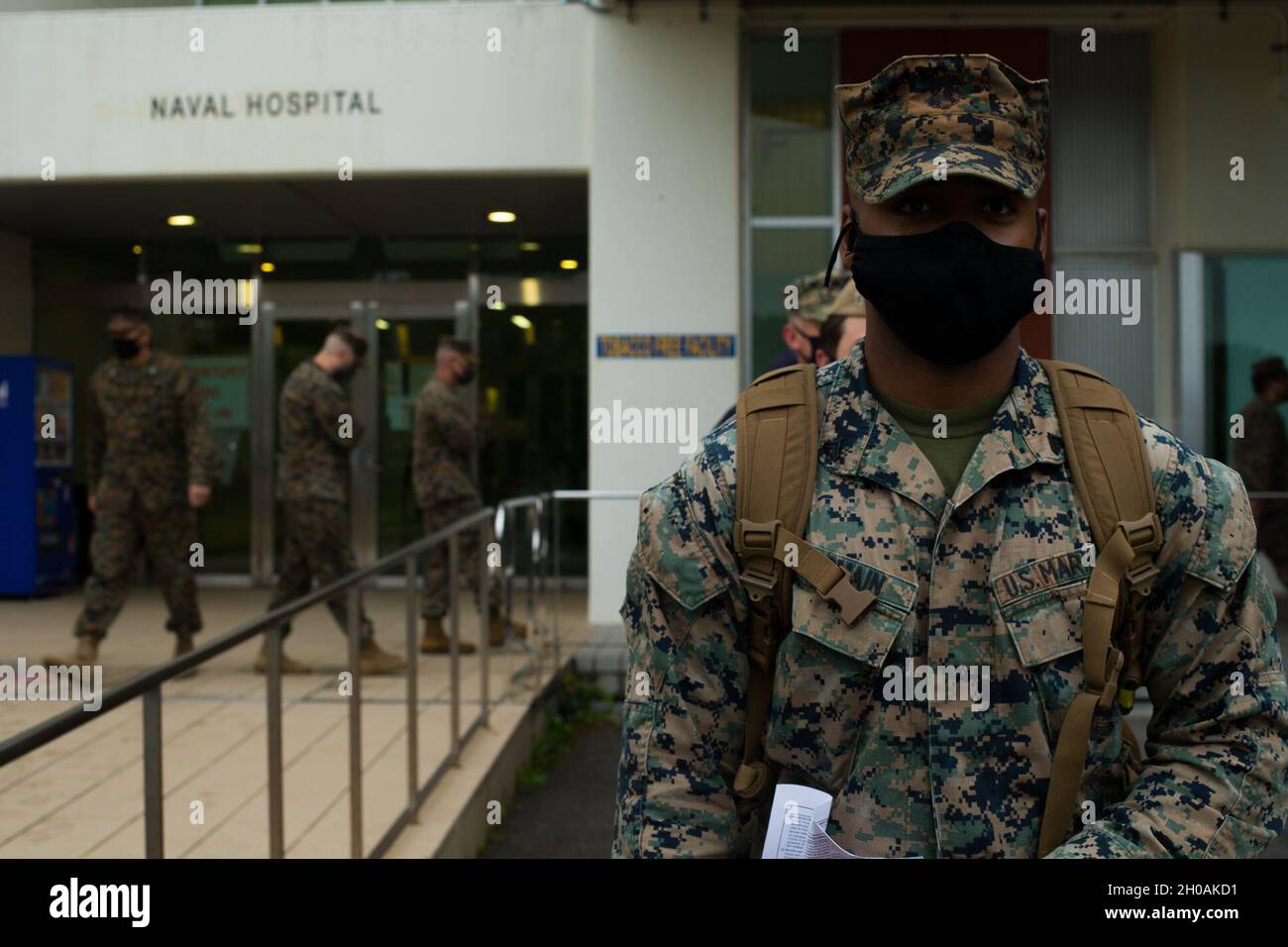 U.S. Marine Corps CPL. Jacques Romain, ein CBRN-Chef mit 3d-Bataillon, 8. Marine-Regiment, steht bereit, die COVID-19-Impfung im US-Naval Hospital Okinawa auf Camp Foster, 12. Januar 2021, zu erhalten. Dieser Impfstoff wurde entwickelt, um Antikörper zu erzeugen, die den Empfänger vor COVID-19 schützen und die Ausbreitung des Virus bekämpfen. Marineinfanteristen und Matrosen erhielten freiwillig die Impfung, um andere zu schützen und sicherzustellen, dass die 3d Marine Division jetzt kampfbereit bleibt. 3/8 wird im Indo-Pazifik-Raum mit 4th Marines, 3d Marine Division, eingesetzt. Romain stammt ursprünglich aus Port Au Prin Stockfoto