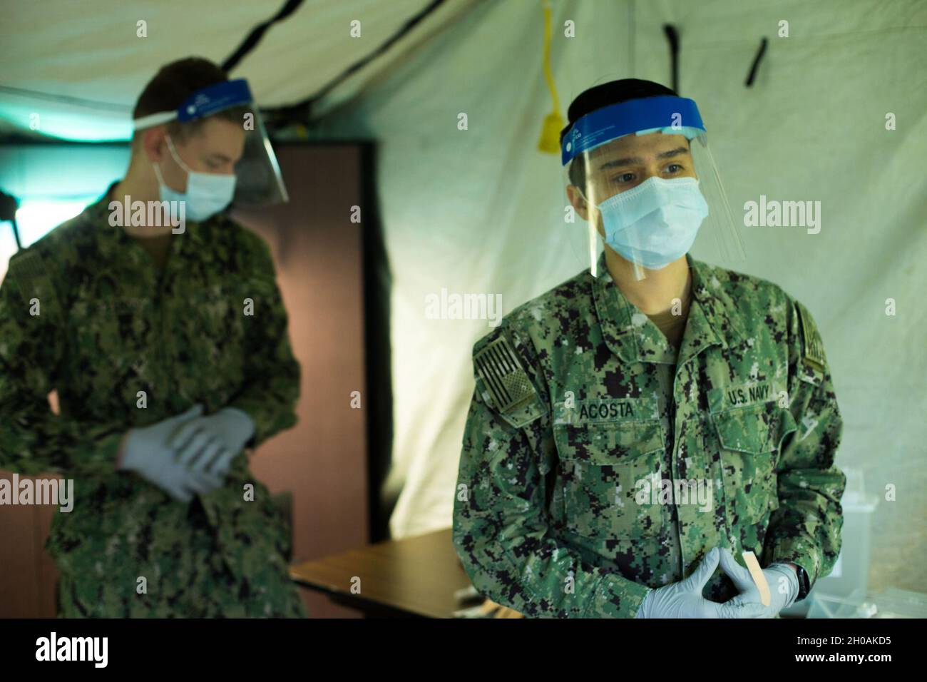 US-Marineinfanteristen und Segler mit 3d Marine Division erhalten eine der ersten großen Verteilungen der COVID-19-Impfung im US Naval Hospital Okinawa auf Camp Foster, 12. Januar 2021. Dieser Impfstoff wurde entwickelt, um Antikörper zu erzeugen, die den Empfänger vor COVID-19 schützen und die Ausbreitung des Virus bekämpfen. Marineinfanteristen und Matrosen erhielten freiwillig die Impfung, um andere zu schützen und sicherzustellen, dass die 3d Marine Division jetzt kampfbereit bleibt. Stockfoto