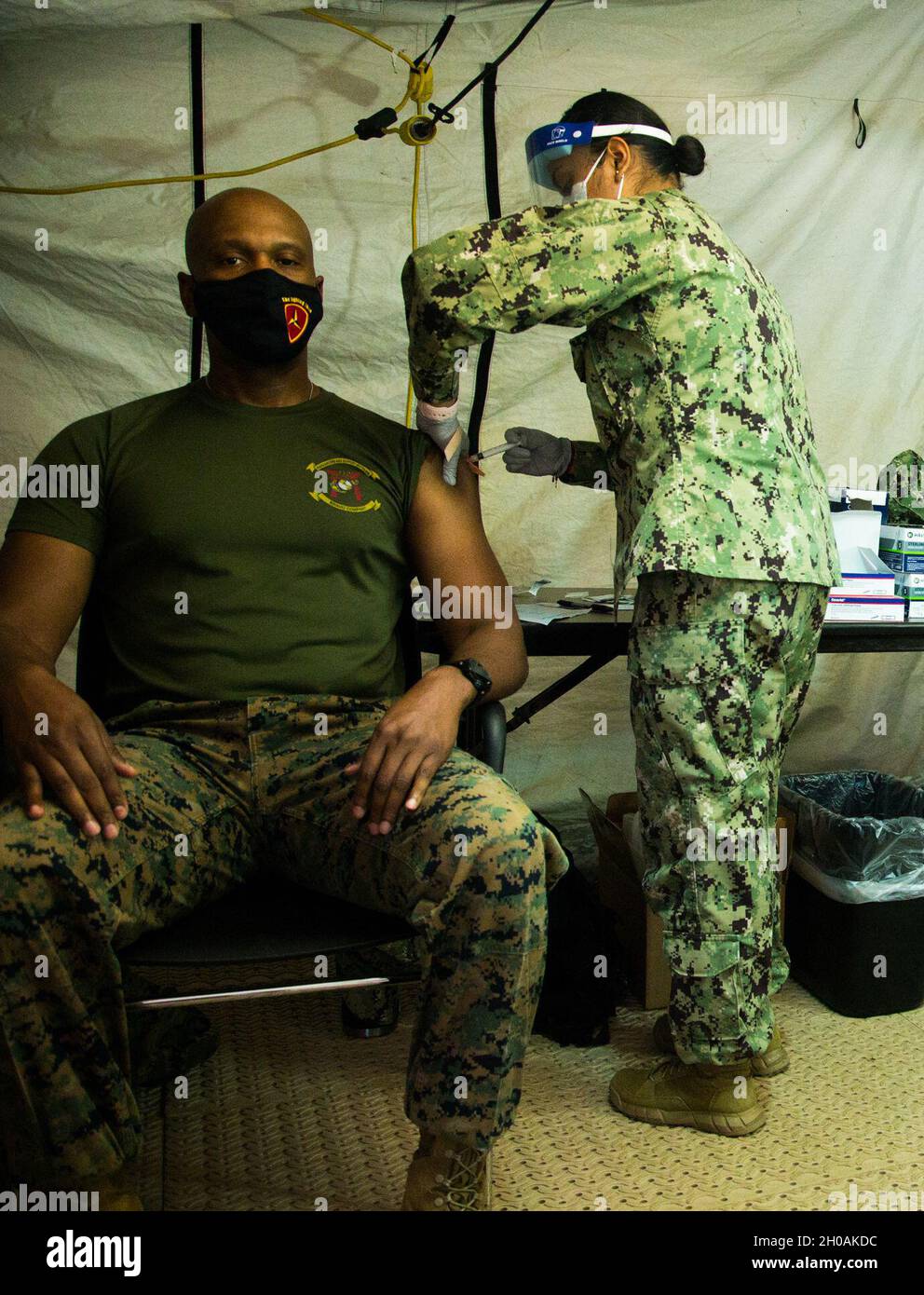 US-Marineinfanteristen und Segler mit 3d Marine Division erhalten eine der ersten großen Verteilungen der COVID-19-Impfung im US Naval Hospital Okinawa auf Camp Foster, 12. Januar 2021. Dieser Impfstoff wurde entwickelt, um Antikörper zu erzeugen, die den Empfänger vor COVID-19 schützen und die Ausbreitung des Virus bekämpfen. Marineinfanteristen und Matrosen erhielten freiwillig die Impfung, um andere zu schützen und sicherzustellen, dass die 3d Marine Division jetzt kampfbereit bleibt. Stockfoto