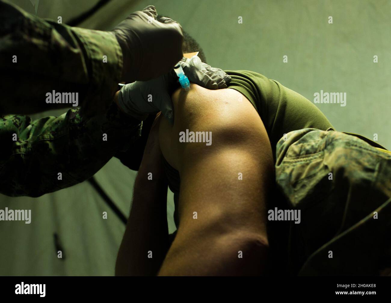 U.S. Marine Corps 1. LT. Patrick E. McMahan, der 1. Platoon Commander für India Company, 3d Bataillon, 8. Marine Regiment, erhält die COVID-19-Impfung im U.S. Naval Hospital Okinawa auf Camp Foster, 12. Januar 2021. Dieser Impfstoff wurde entwickelt, um Antikörper zu erzeugen, die den Empfänger vor COVID-19 schützen und die Ausbreitung des Virus bekämpfen. Marineinfanteristen und Matrosen erhielten freiwillig die Impfung, um andere zu schützen und sicherzustellen, dass die 3d Marine Division jetzt kampfbereit bleibt. 3/8 wird im Indo-Pazifik-Raum mit 4th Marines, 3d Marine Division, eingesetzt. “Halten Sie unsere com Stockfoto