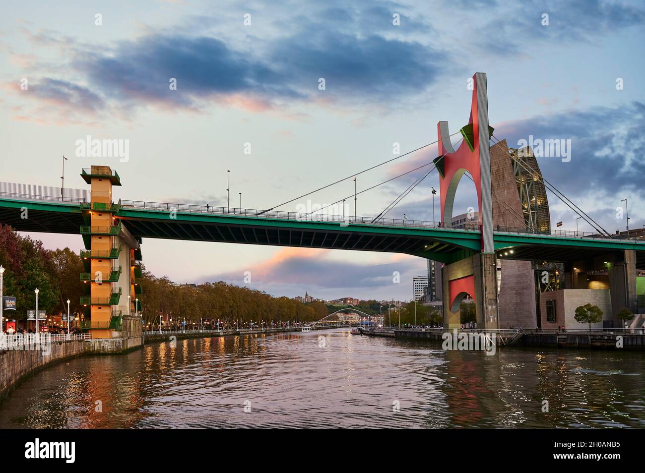 Nervion und La Salve Brücke am Abend, Bilbao Stockfoto