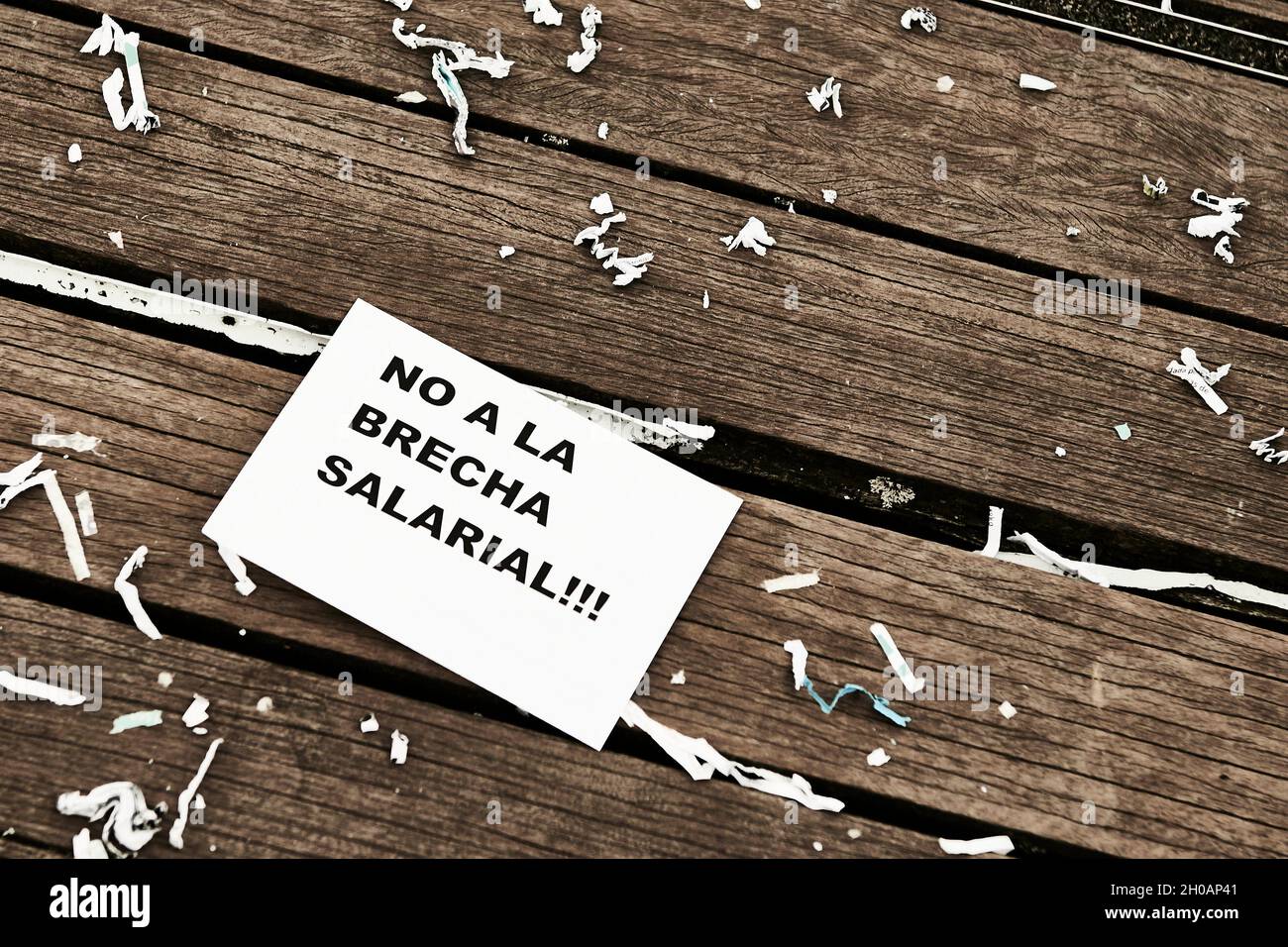 Papier auf dem Boden mit dem Satz „No a la Brecha salarial“ Stockfoto