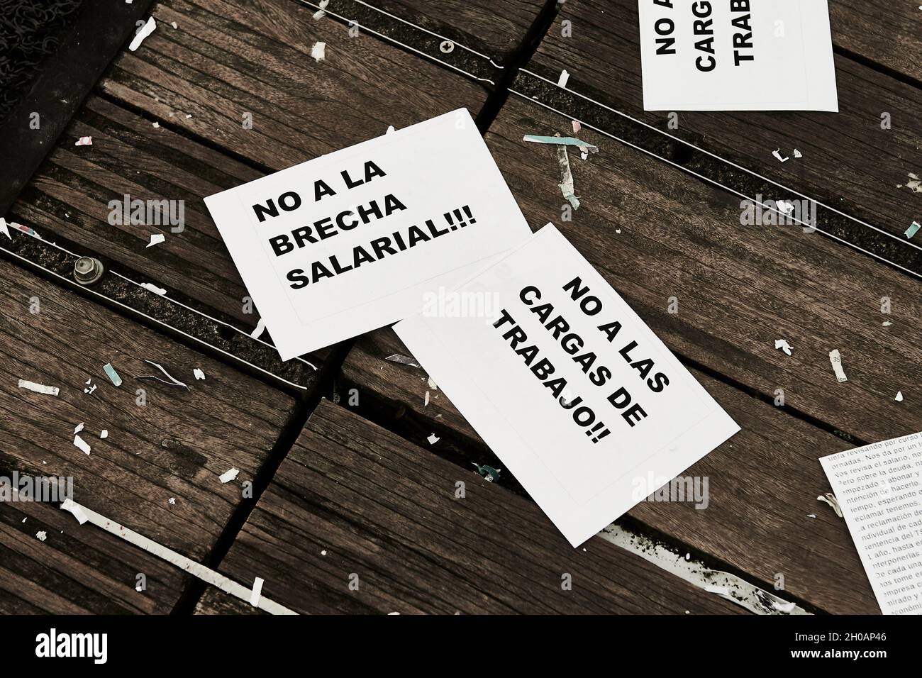 Papier auf dem Boden mit dem Satz „No a la Brecha salarial“ Stockfoto