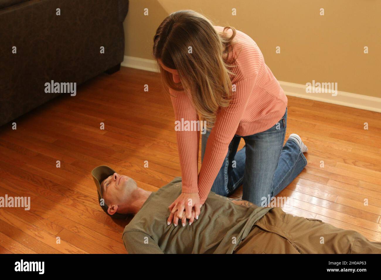 Krystal Pursche benutzt ihren Ehepartner Sgt. Matthew Pursche, 1. Klasse, um die lebensrettenden Maßnahmen zu demonstrieren, die sie am 31. Dezember 2021 in Elizabethtown, Ky, ergriffen hat, um das Leben eines Mannes in einem Elizabethtown Walmart zu retten. Pursche, ein Walmart-Mitarbeiter, konnte eine Herz-Lungen-Reanimation durchführen und konnte einen Patron erfolgreich wiederbeleben, der eine 99-prozentige Blockade in der linken vorderen absteigenden Arterie erlitt. Stockfoto