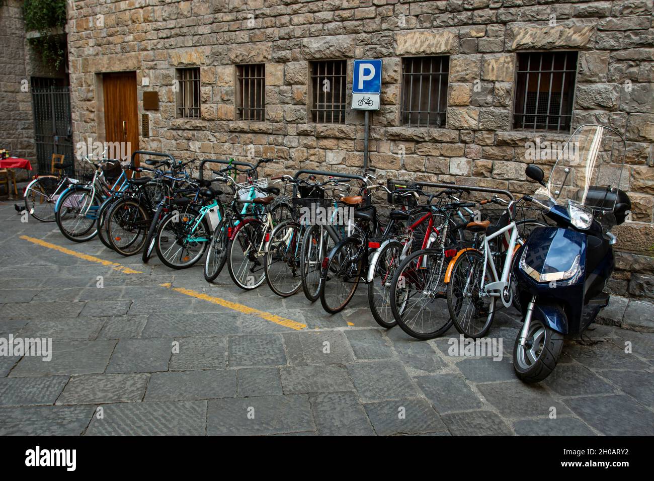 Fahrrad- und Motorradparkplatz. Stockfoto