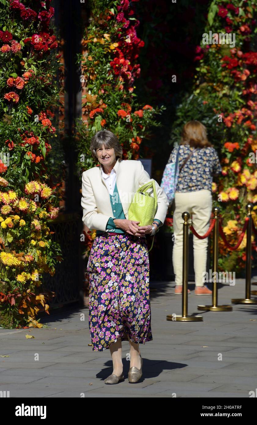 Frauen, die an Tiffany und Co auf dem Sloane Square vorbeilaufen, während der jährlichen Blumenkunstshow Chelsea in Bloom und der Blumendusche in den Geschäften und Straßen von Chelse Stockfoto