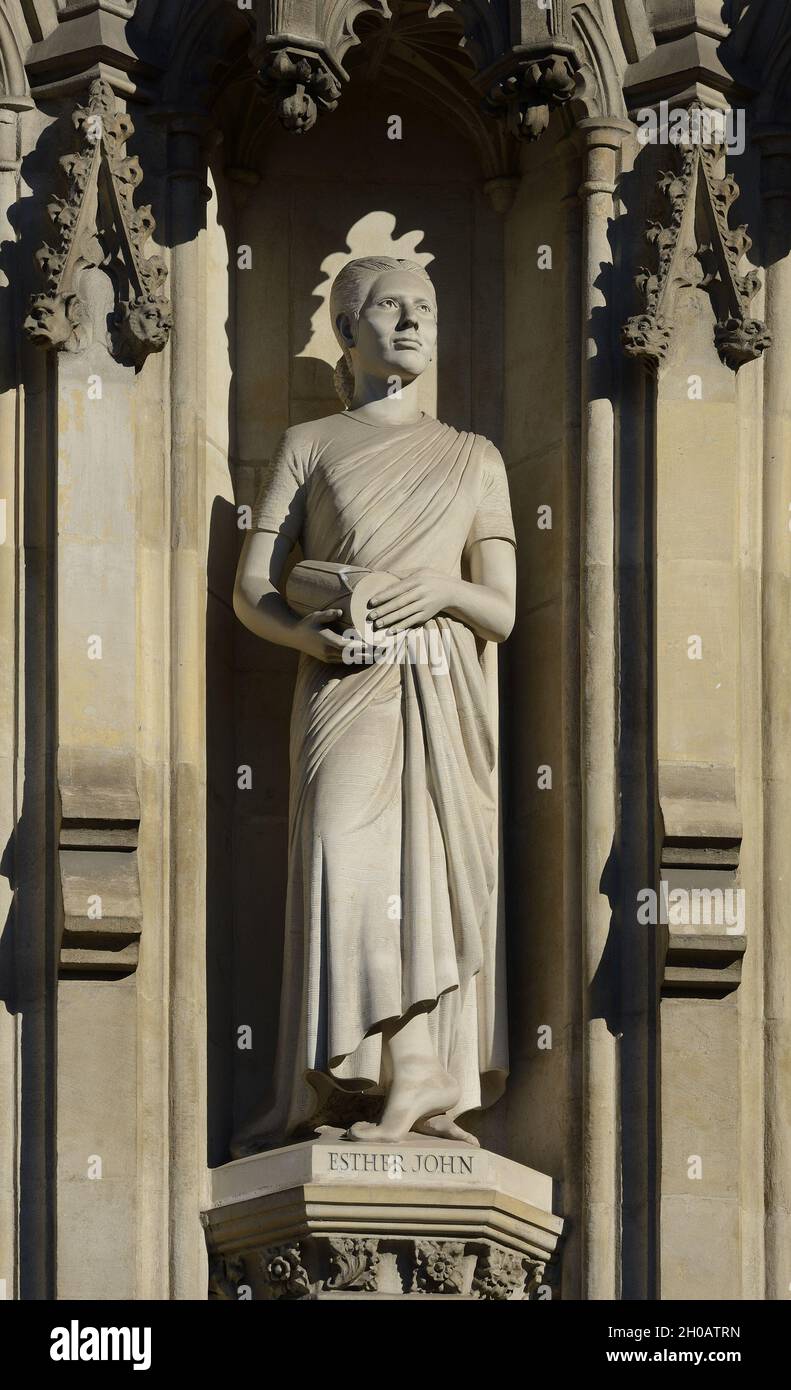 London, England, Großbritannien. Westminster Abbey - The Modern Martyrs (Tim Crawley, 1998) Statuen von zehn modernen Märtyrern über dem Haupteingang. Esther John (geboren Q Stockfoto