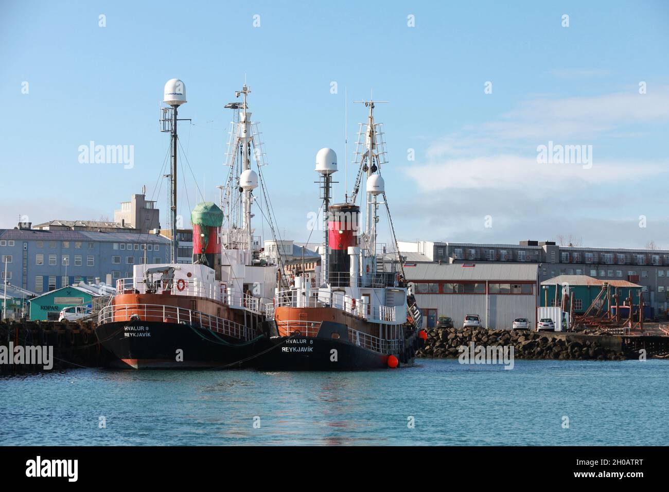 Reykjavik, Island - 4. April 2017: Die Walfänger Hvalur 8 und 9 stehen vor Anker im Hafen von Reykjavik, Rückansicht Stockfoto
