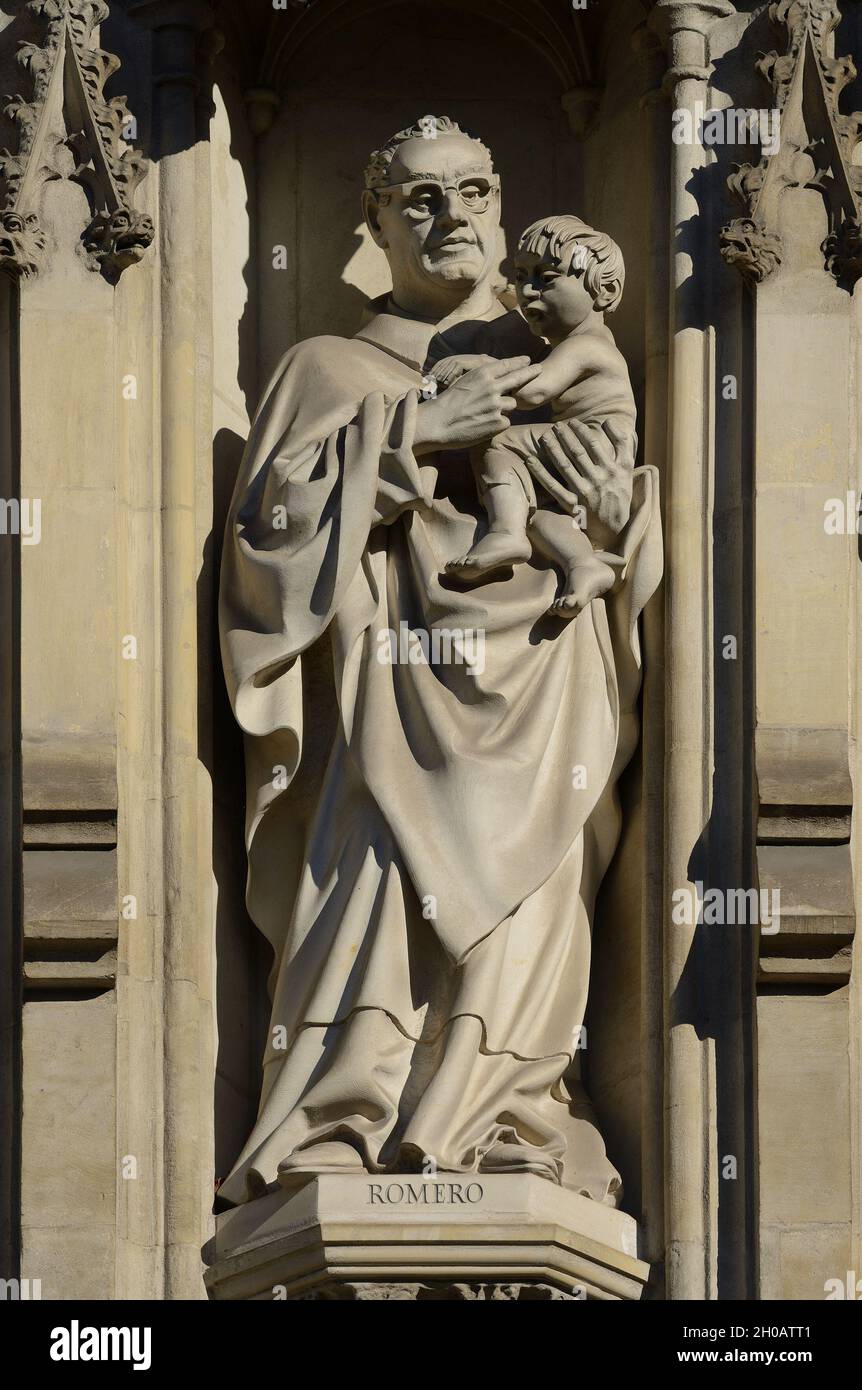 London, England, Großbritannien. Westminster Abbey - The Modern Martyrs (Tim Crawley, 1998) Statuen von zehn modernen Märtyrern über dem Haupteingang. Óscar Arnulfo Romer Stockfoto